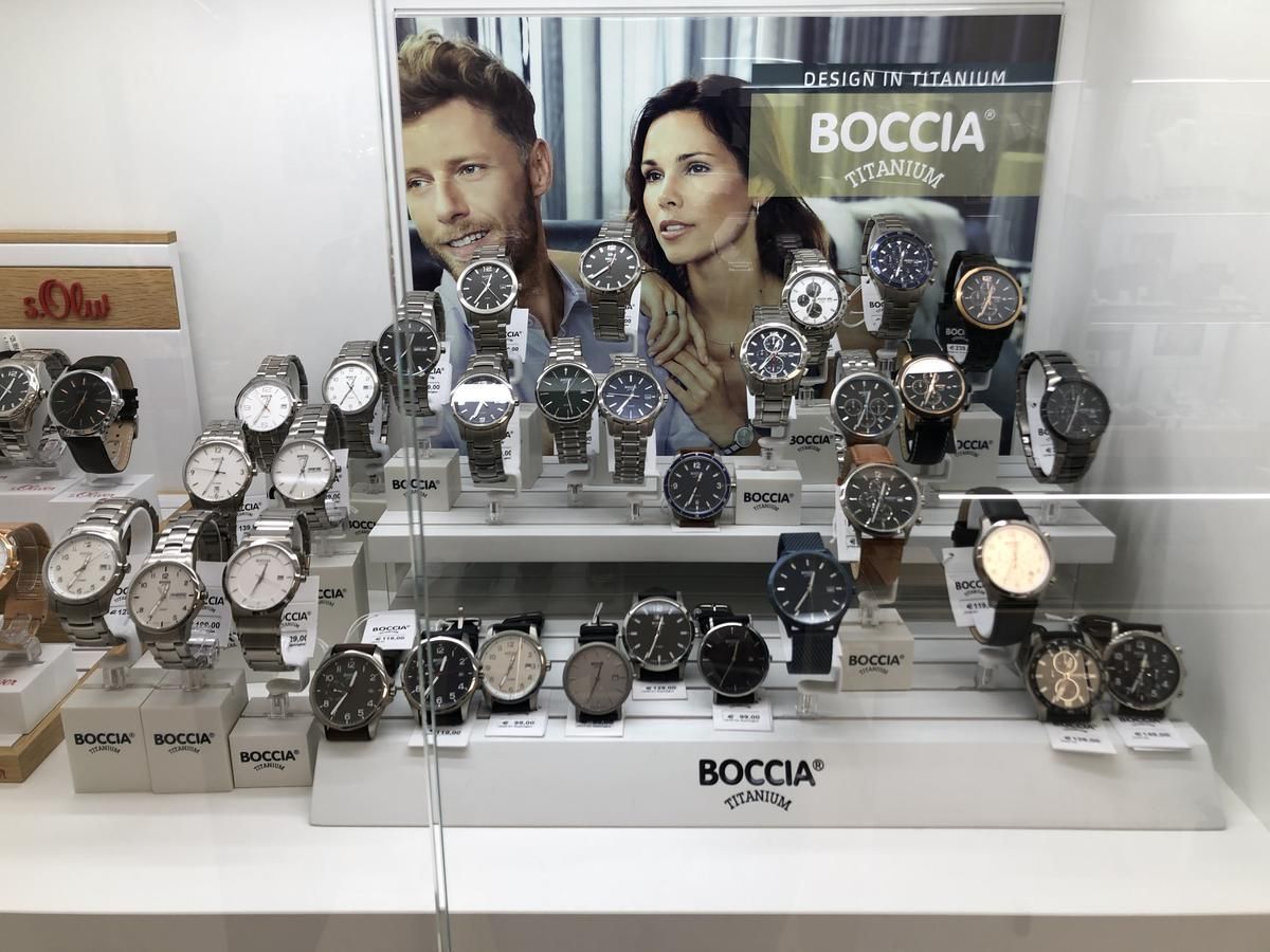 Eine Vitrine mit vielen Uhren in einem Geschäft.