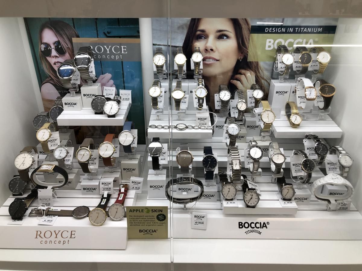 In einem Schaufenster sind verschiedene Uhren ausgestellt.