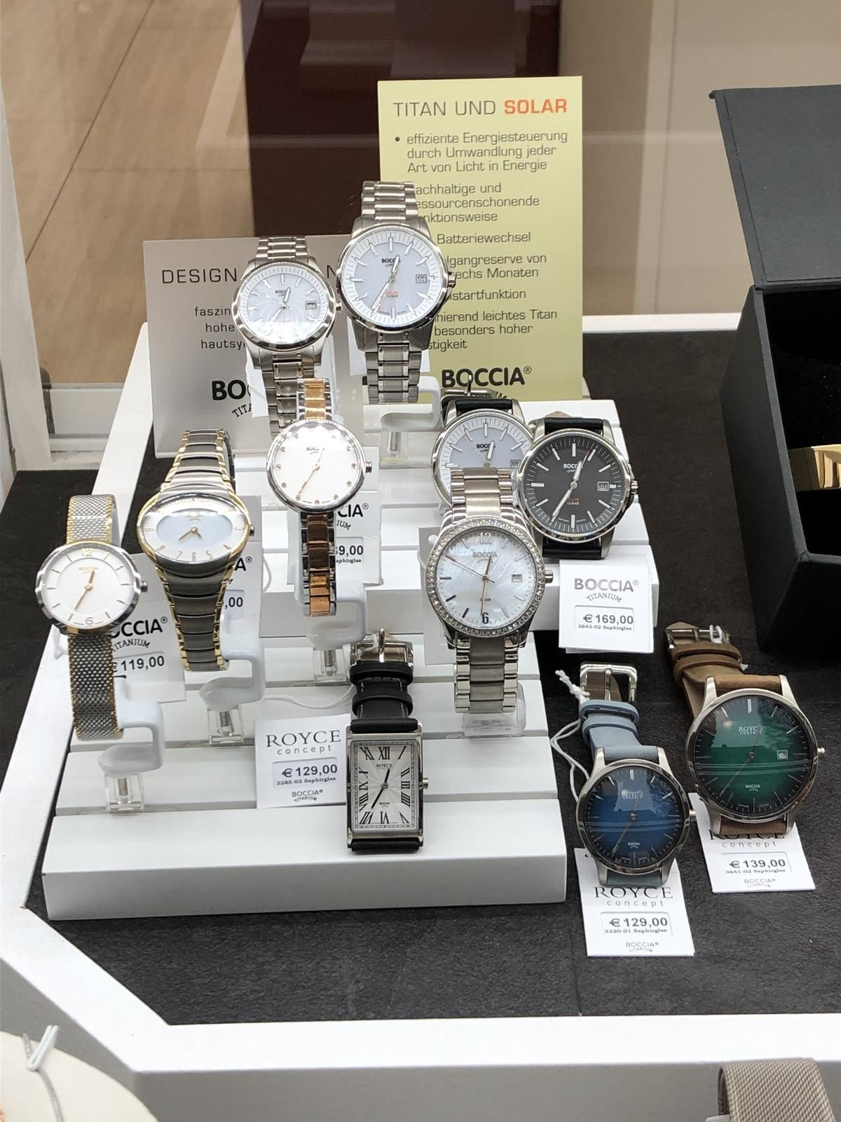 In einem Schaufenster sind verschiedene Uhren ausgestellt