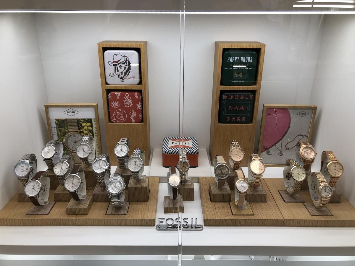 Eine Vitrine voller Fossil-Uhren in einem Geschäft.