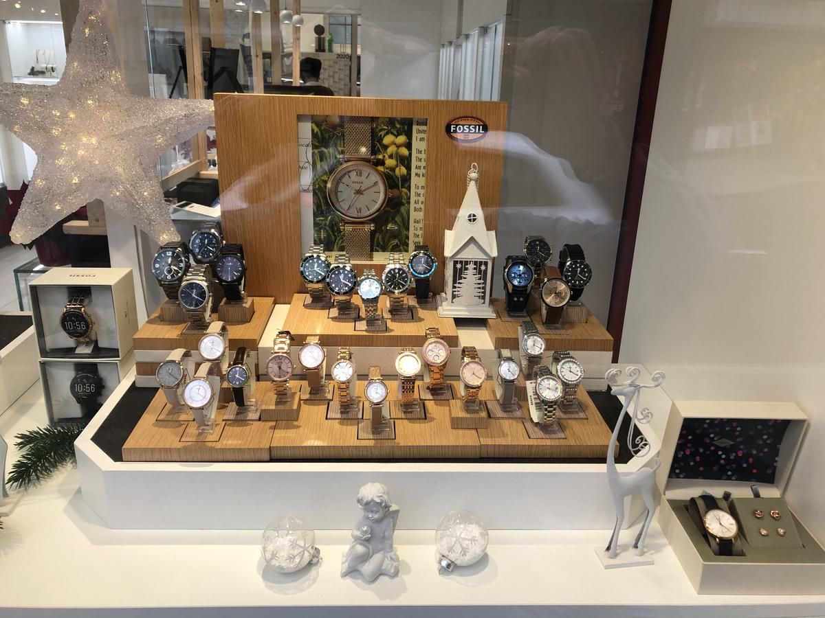 Eine Uhrenauslage in einem Schaufenster.