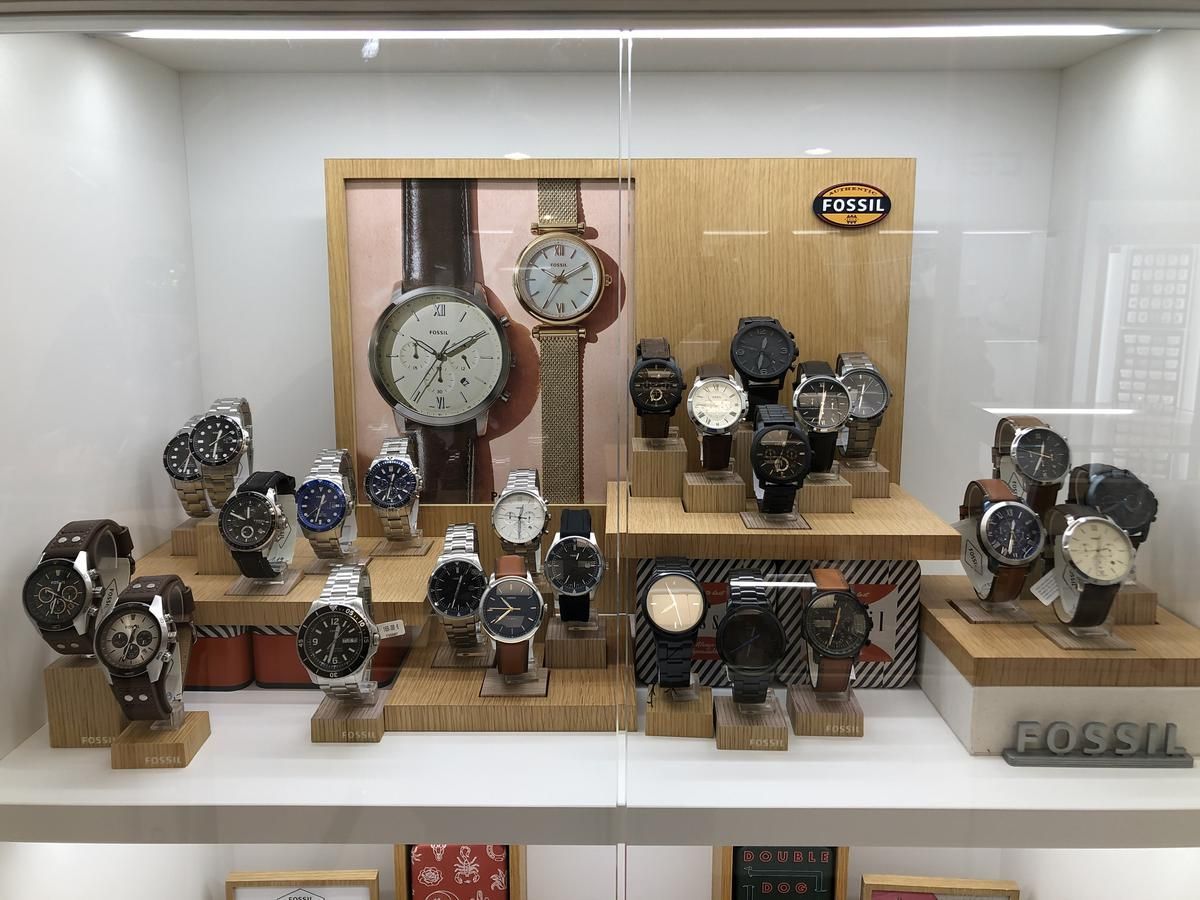 Eine Vitrine mit vielen Uhren in einem Geschäft.