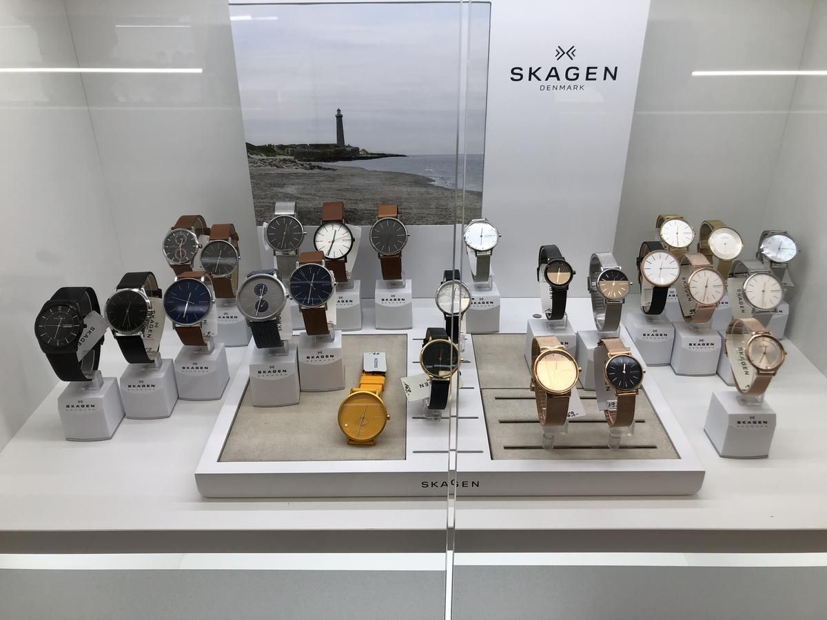 Eine Ausstellung von Skagen-Uhren in einem Schaufenster