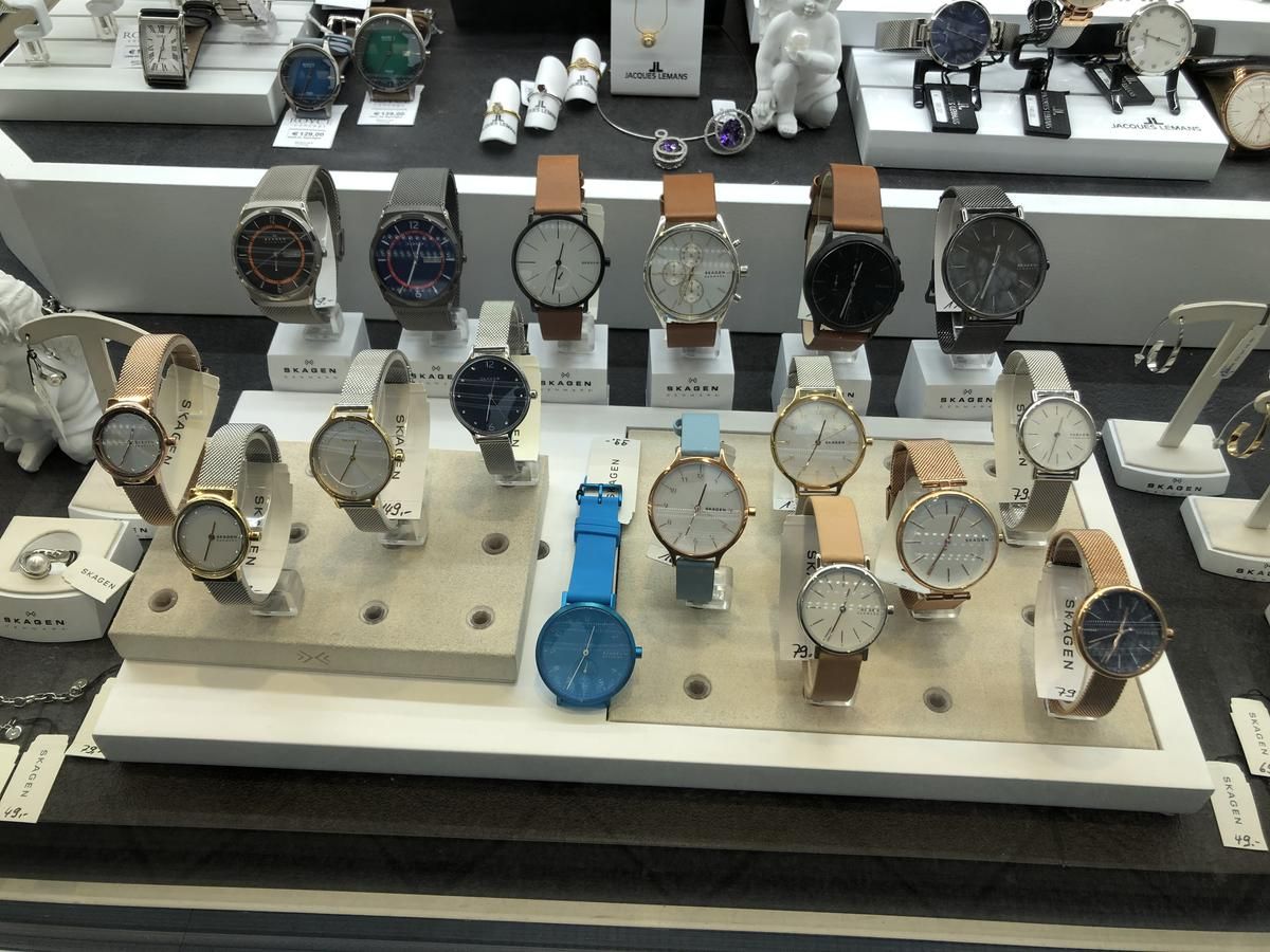 In einem Schaufenster sind verschiedene Uhren ausgestellt