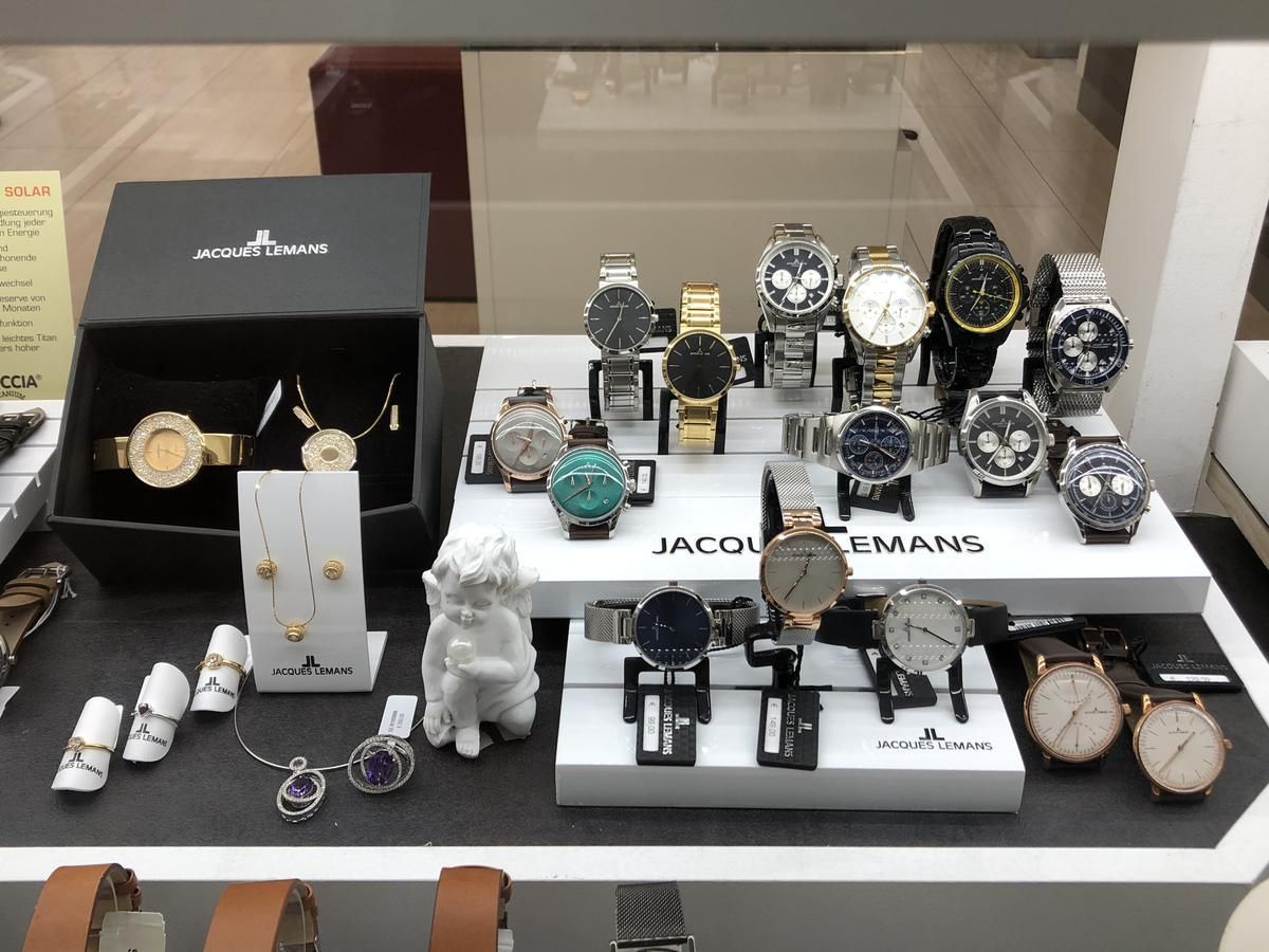 In einem Schaufenster sind verschiedene Uhren ausgestellt