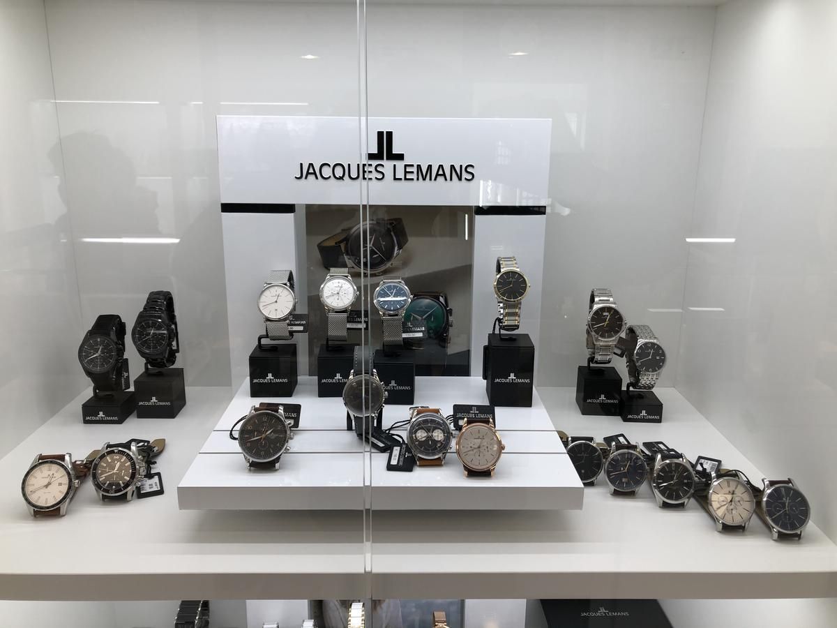 In einem Geschäft sind verschiedene Uhren ausgestellt.