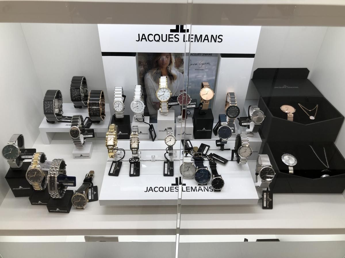 In einem Geschäft sind verschiedene Uhren ausgestellt.