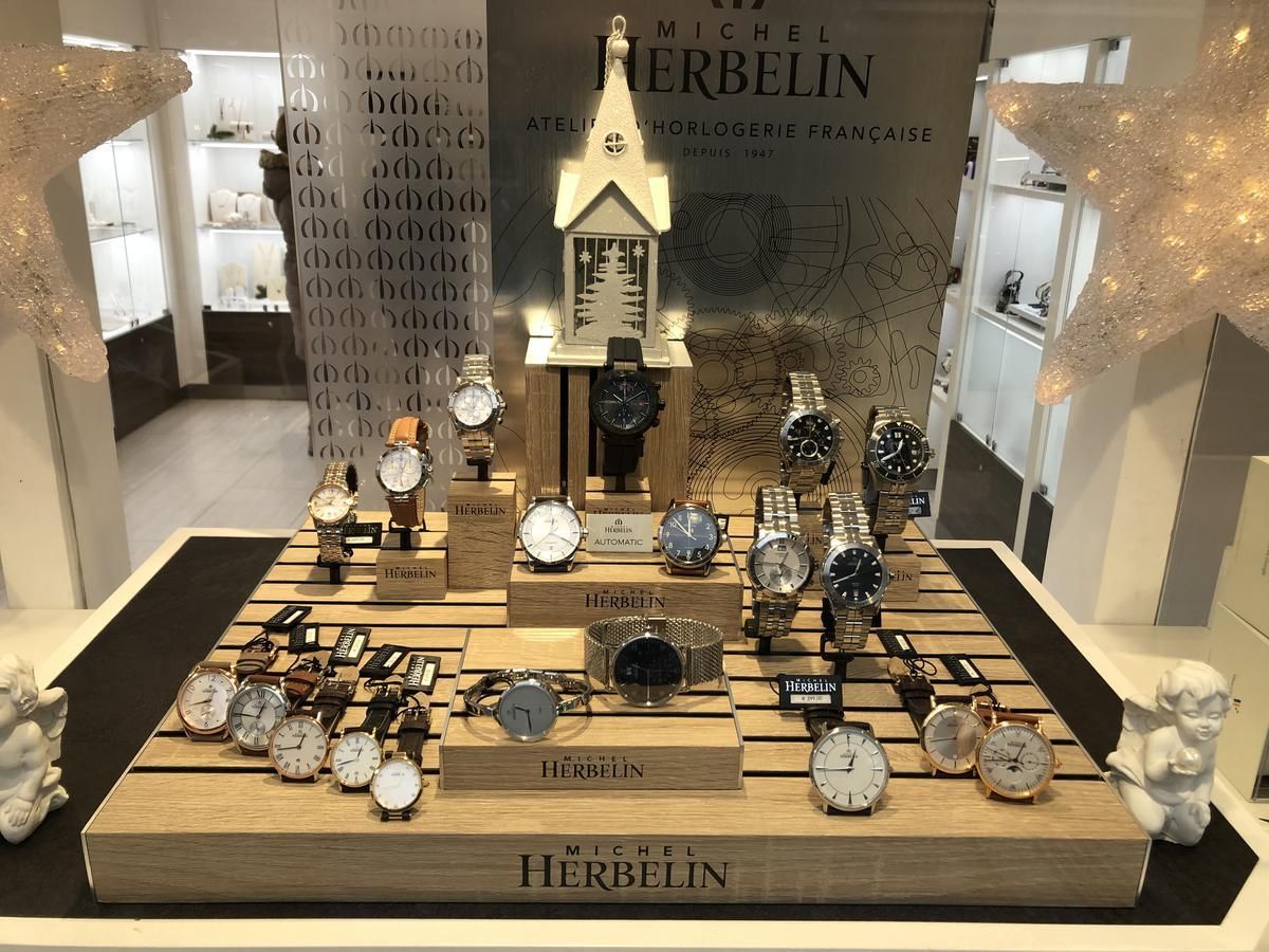 Eine Uhrenausstellung in einem Geschäft namens Herbelin