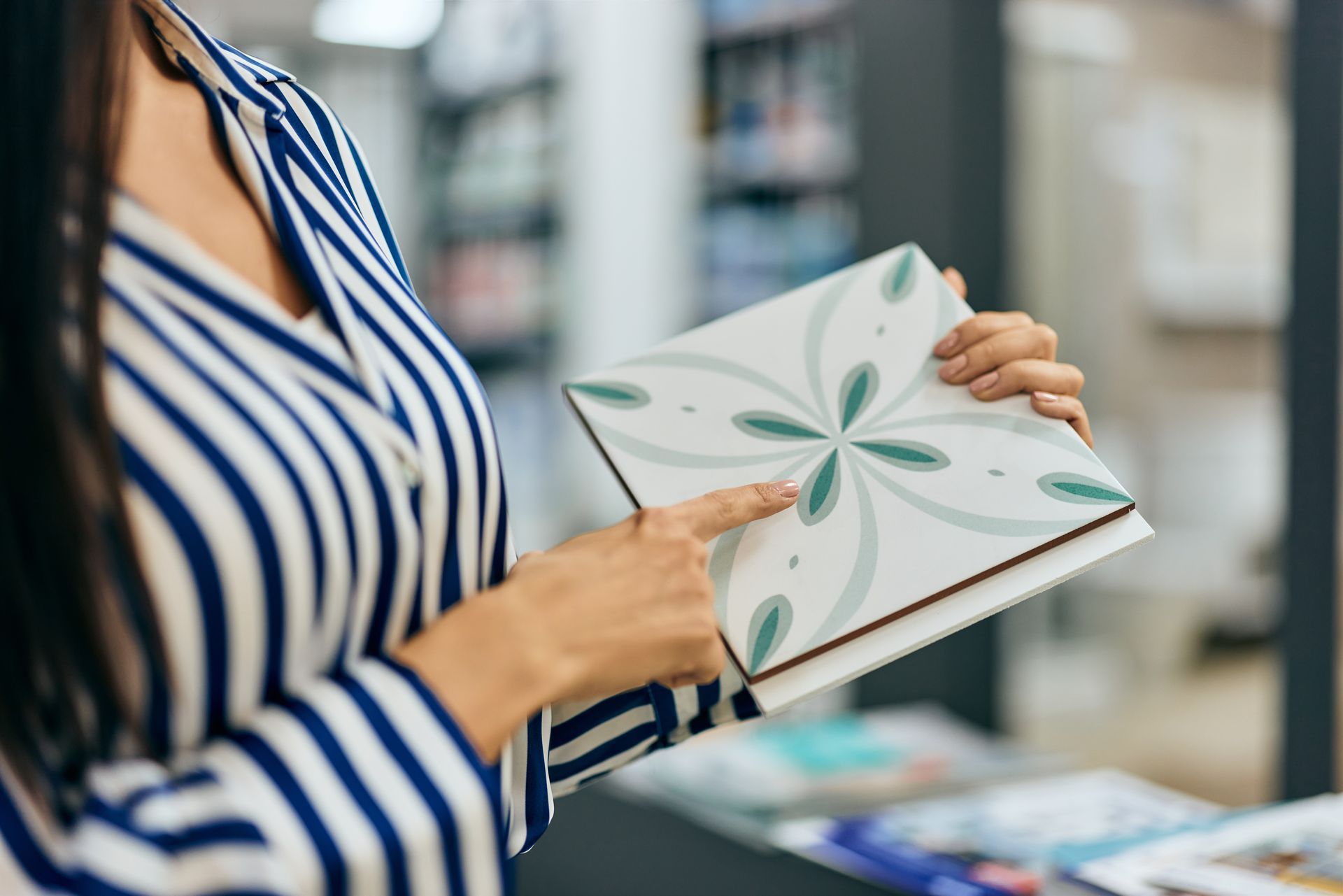 Fliese mit grünem minimalistischem floralem Muster, Frau