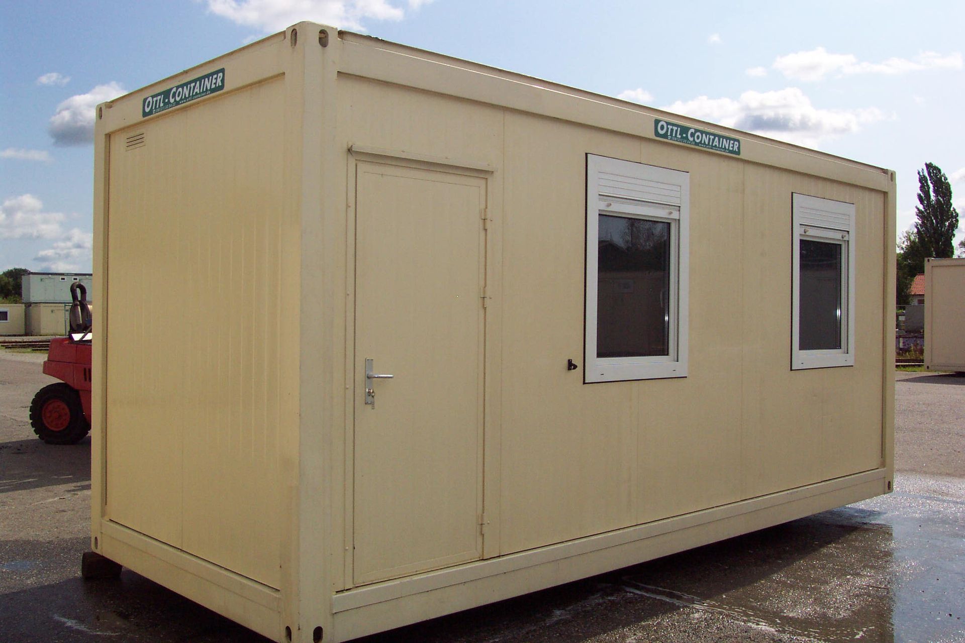 Bürocontainer von OTTL-CONTAINER mit zwei Fenstern und einer Tür