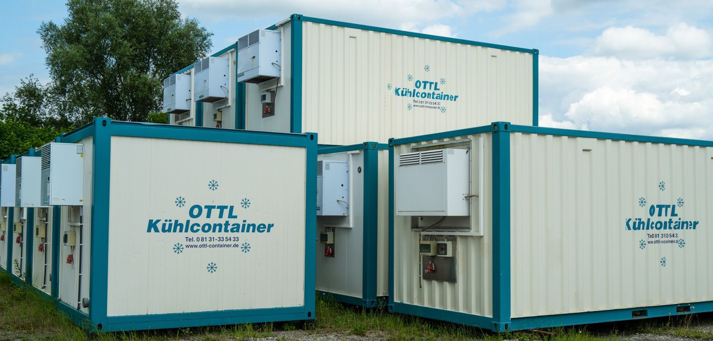 Eine Reihe weiß-blauer Kühlcontainer von OTTL-CONTAINER