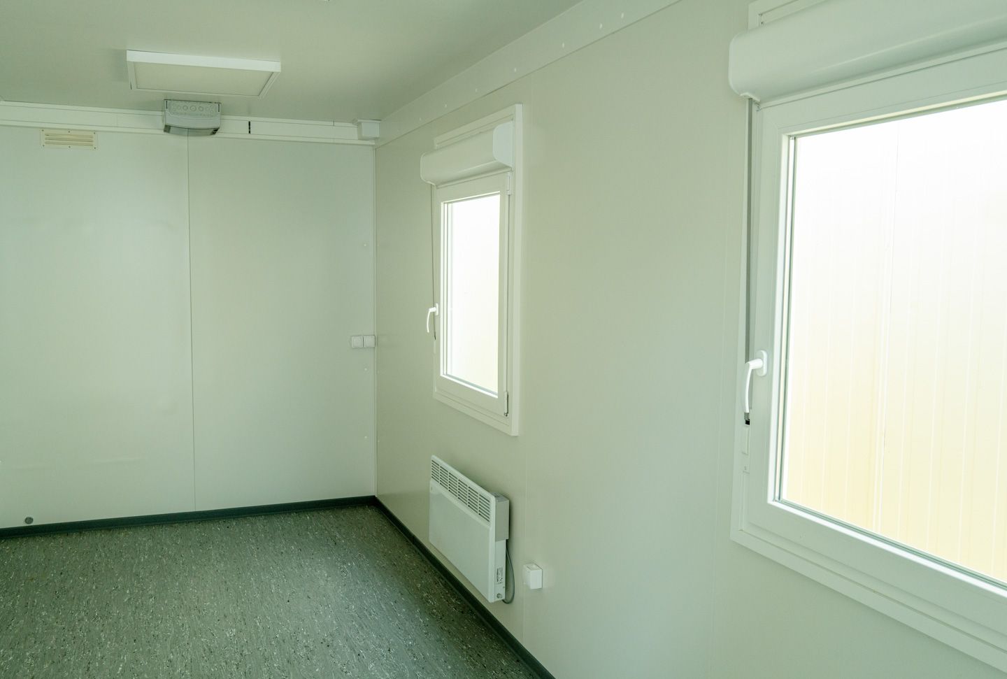 Bürocontainer mit Fenstern von Innen