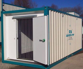 Ein weiß-blauer Kühlcontainer von OTTL-CONTAINER mit einer Tür, die offen steht