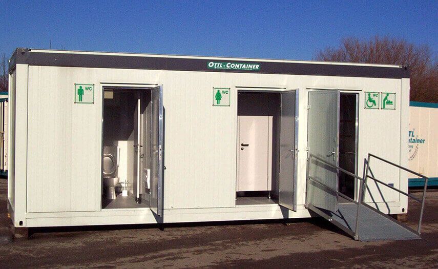 Ein Kühlcontainer von OTTL-CONTAINER mit offenen Türen und einer Rampe