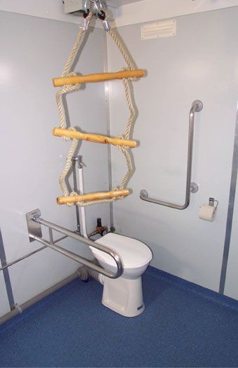 Behindertengerechte Innenausstattung mit Haltegriffen und WC