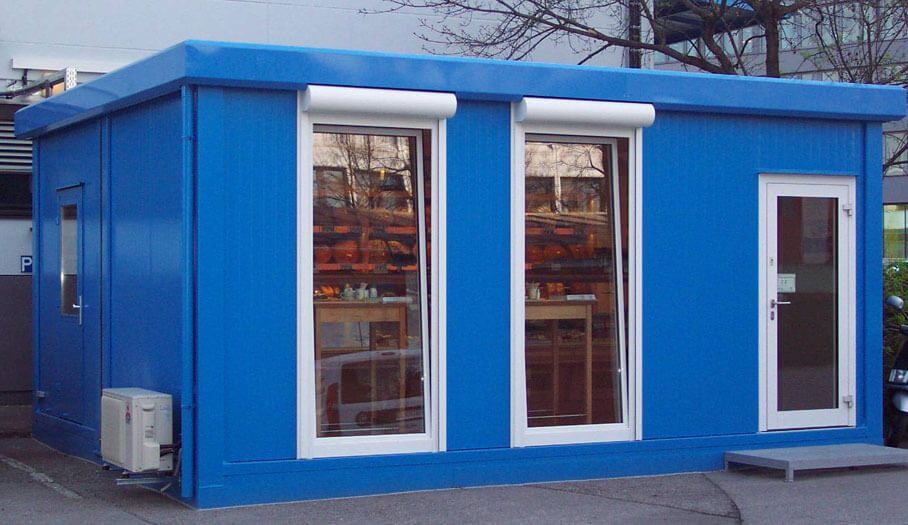 Blauer Bürocontainer von OTTL-CONTAINER mit Fenstern und einer Tür