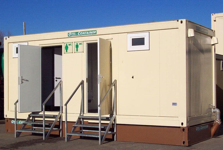 Sanitärcontainer von OTTL-CONTAINER mit offenen Türen, Stufen und Handläufen