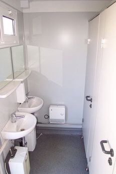 Innenausstattung eines Sanitärcontainers von OTTL-CONTAINER