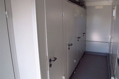 Innenausstattung eines Sanitärcontainers von OTTL-CONTAINER