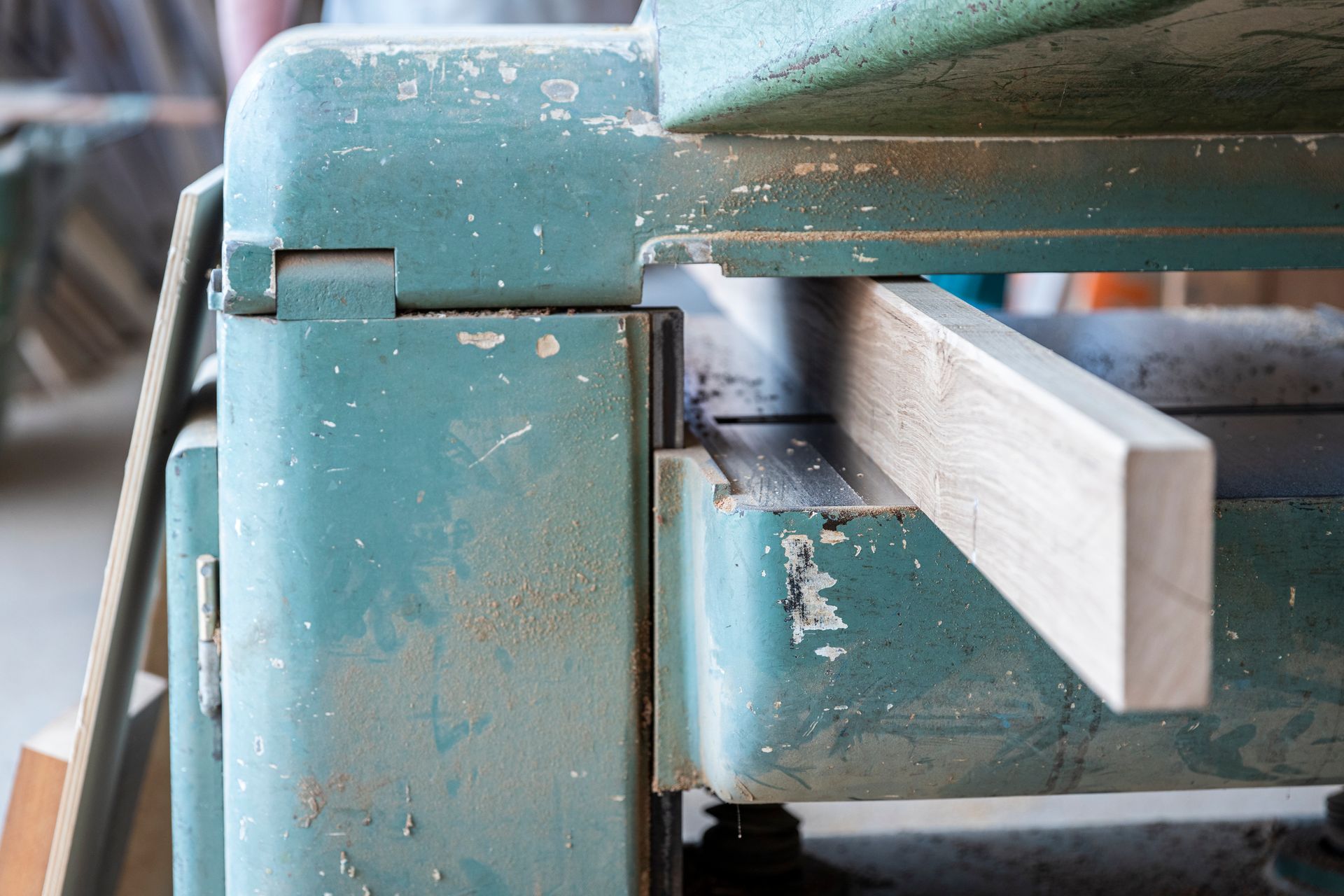 Focus sur une pièce de bois en cours d'usinage