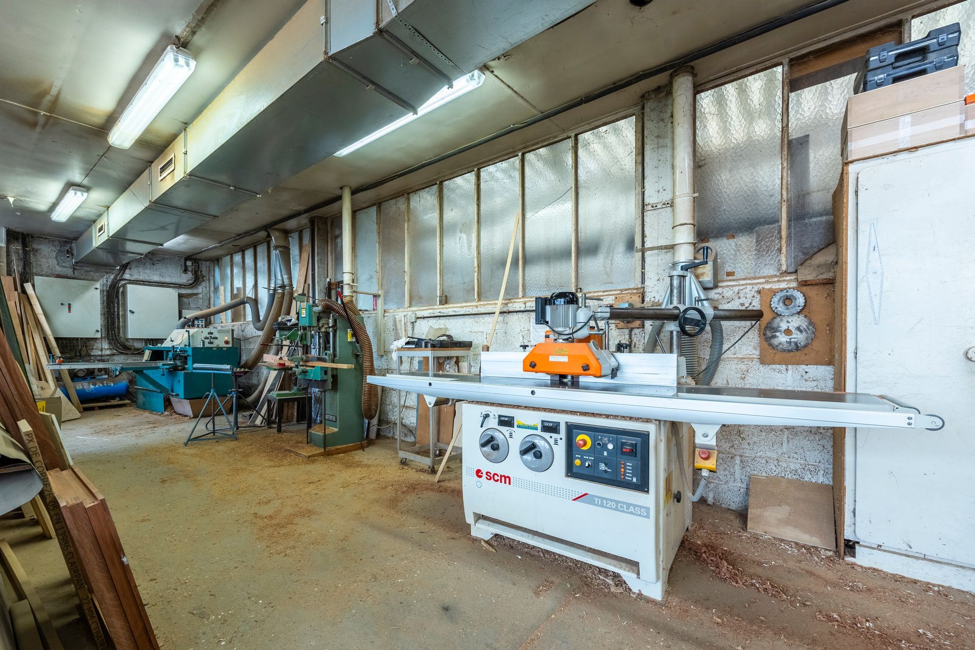 Prise de vue de l'atelier, focus sur une scie circulaire