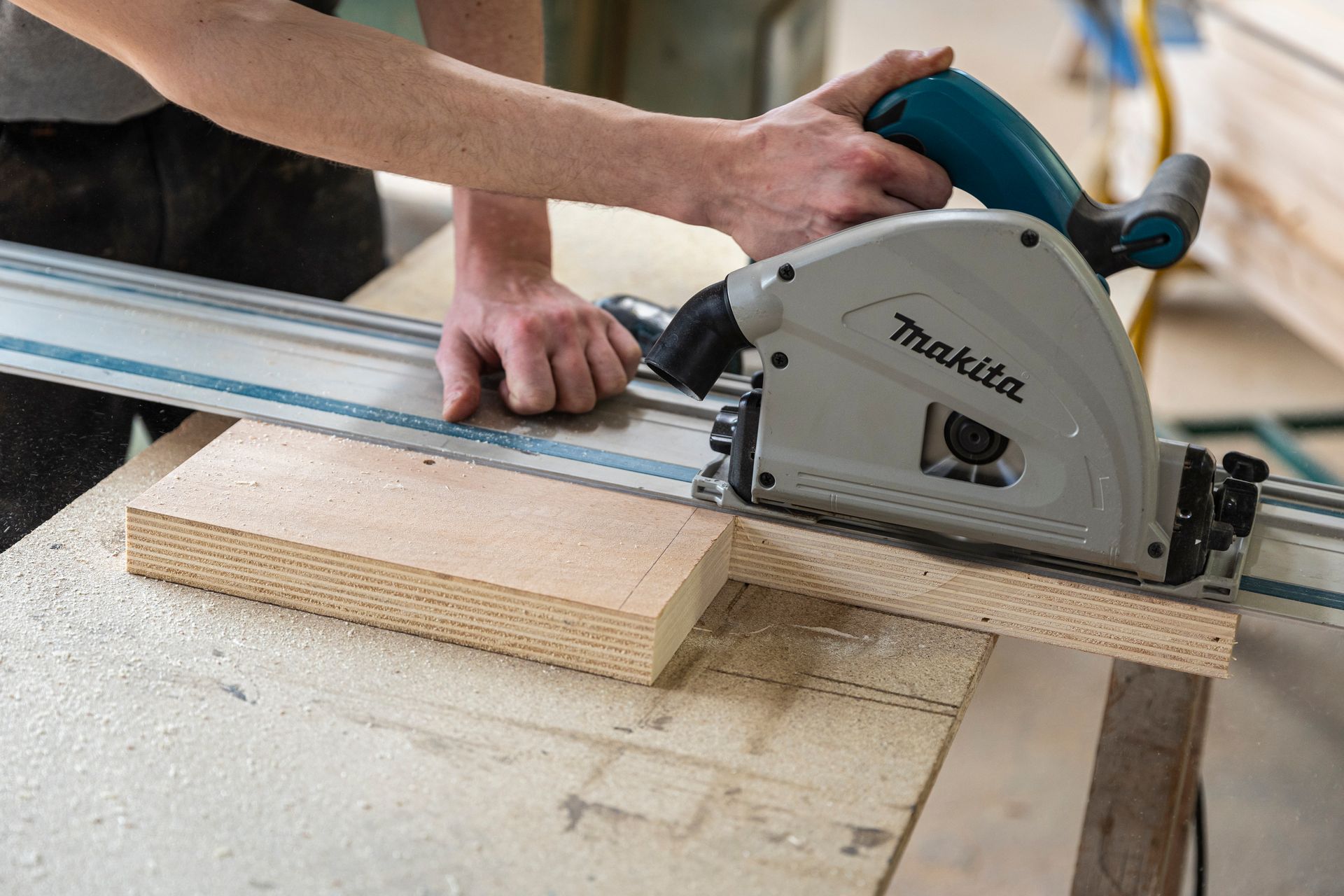 Découpe à la scie circulaire d'une planche de bois 