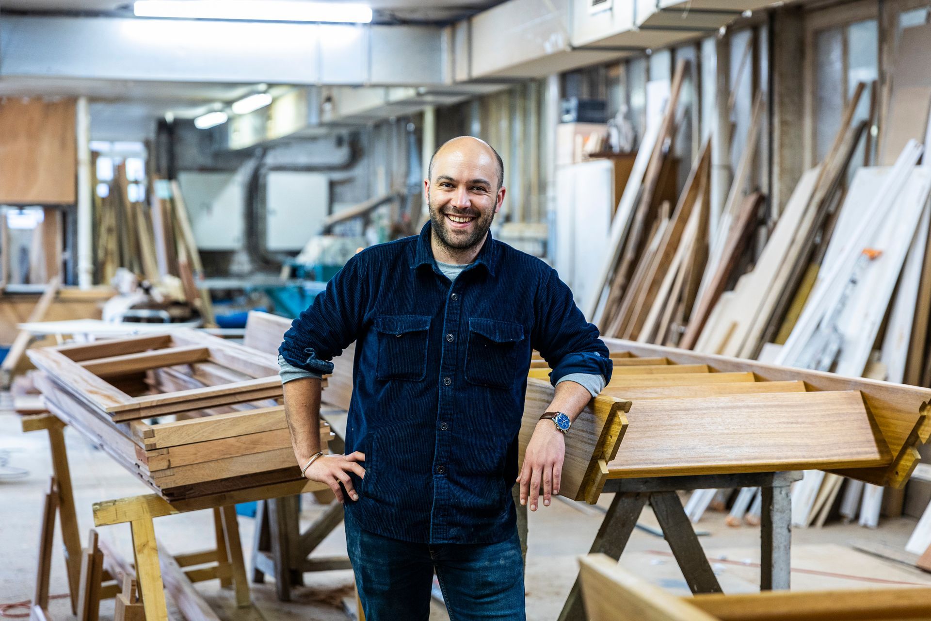 Patron de l'entreprise posant dans l'atelier