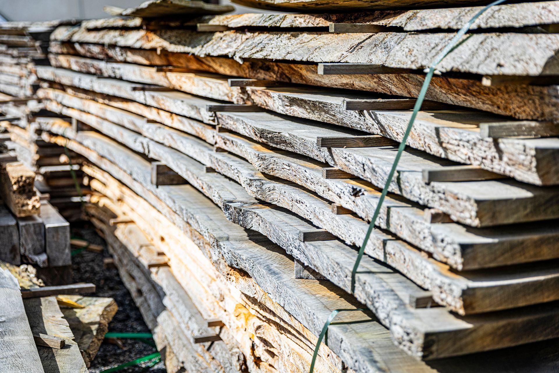 Stock de planches de bois massif