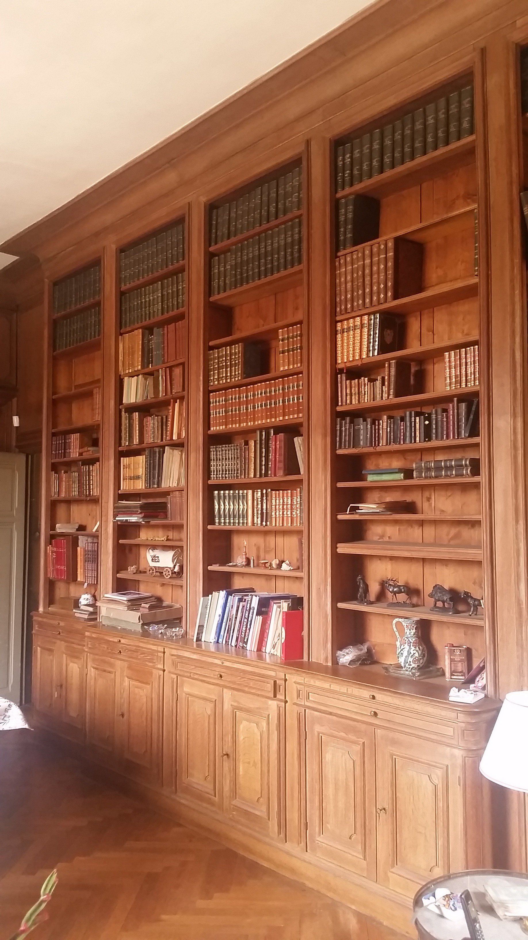 Grande bibliothèque en bois massif