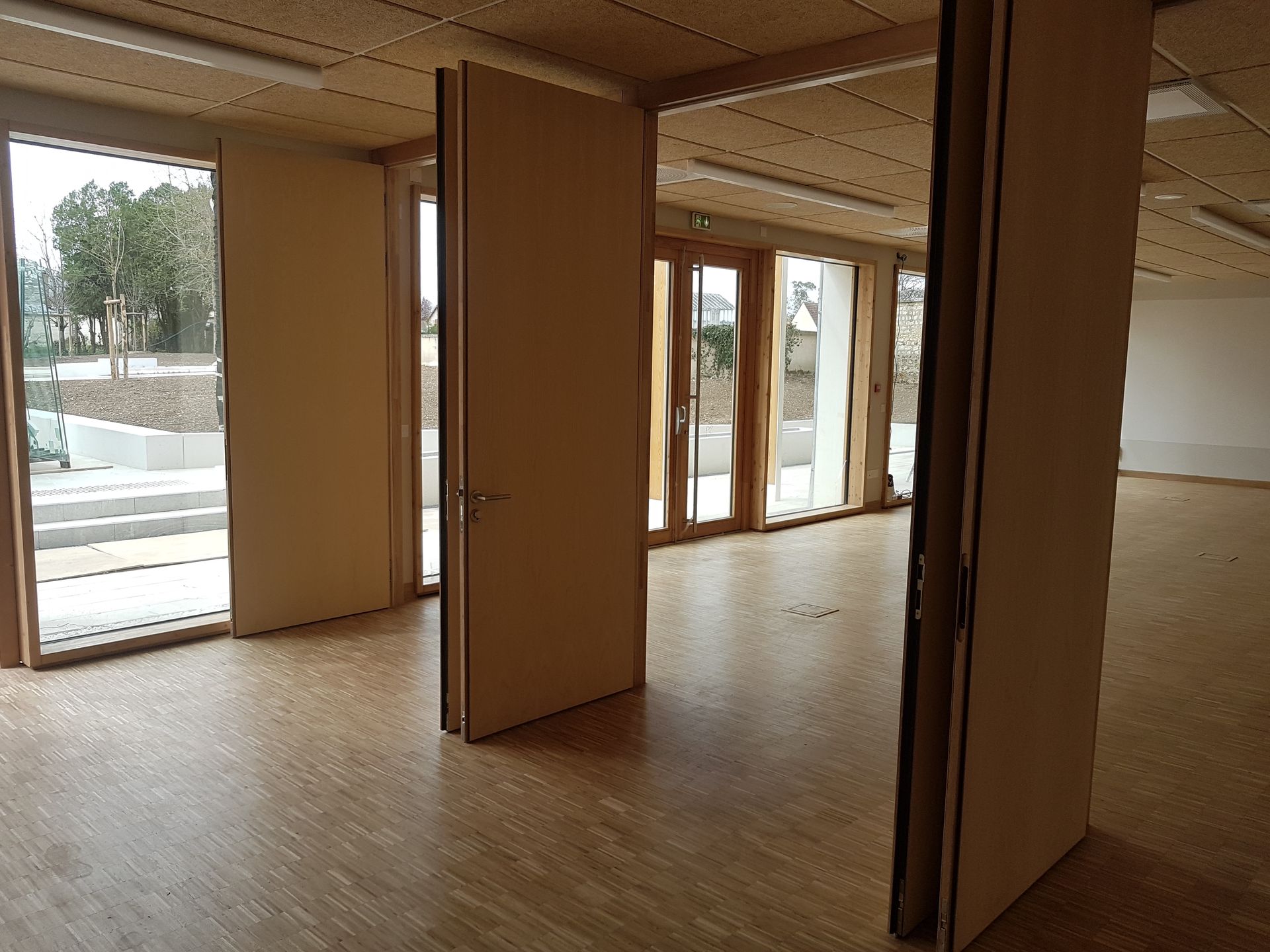 Différentes pièces de menuiserie en intérieur