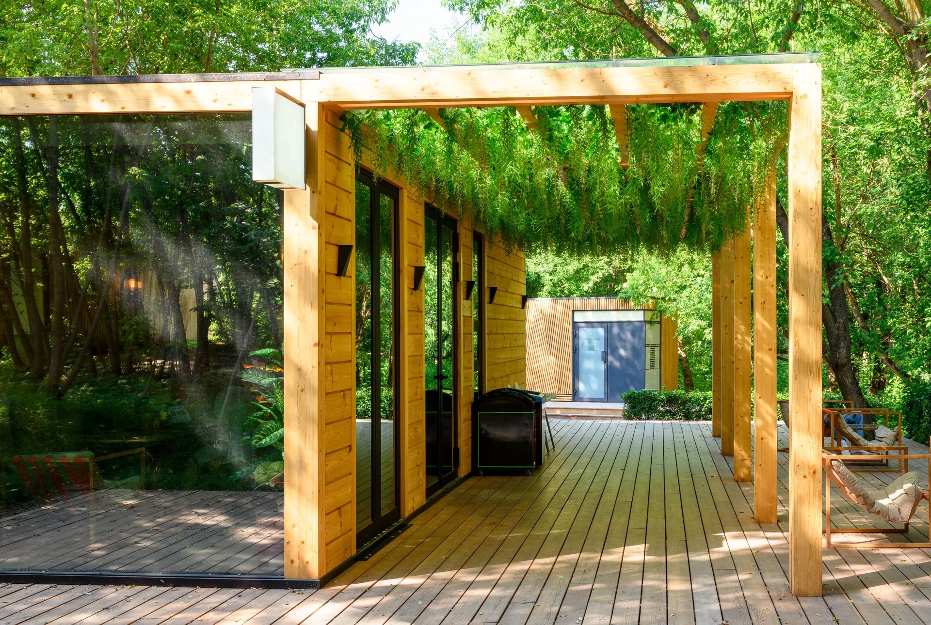Pergola en bois en extension de maison en bois moderne