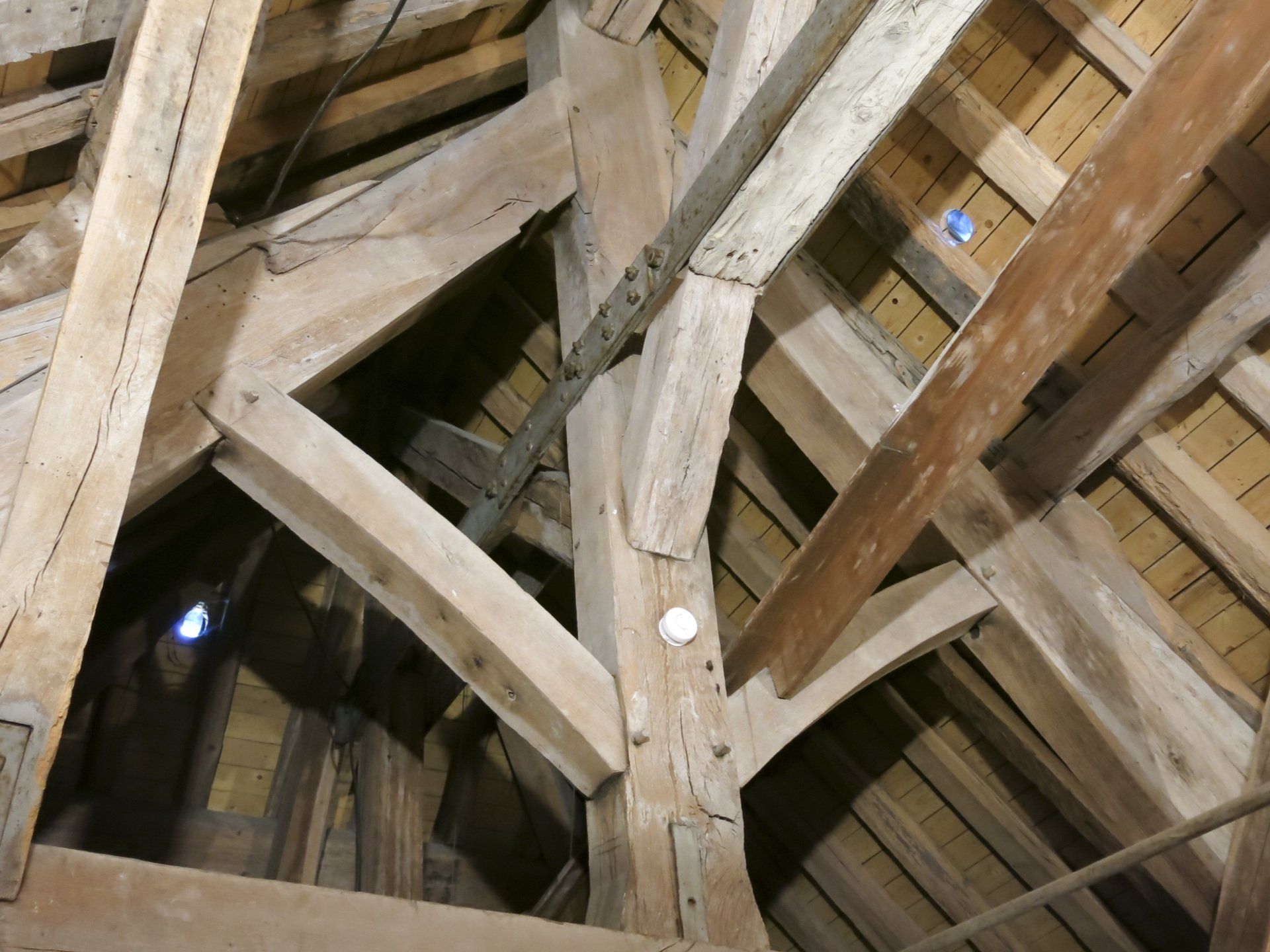 Focus sur charpente en bois ancienne rénovée par l'entreprise
