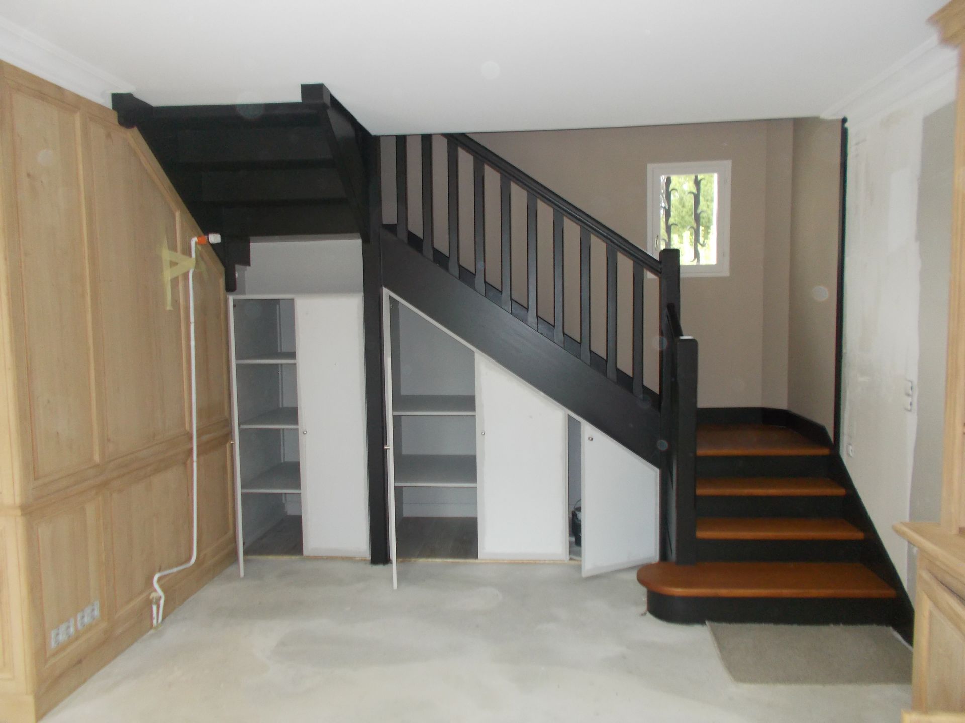 Escalier noir en bois