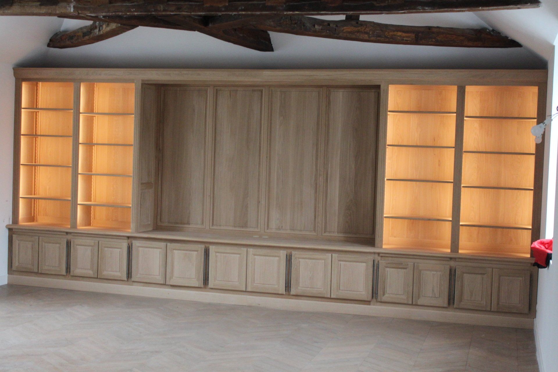 Bibliothèque sur mesure sur un grand pan de mur