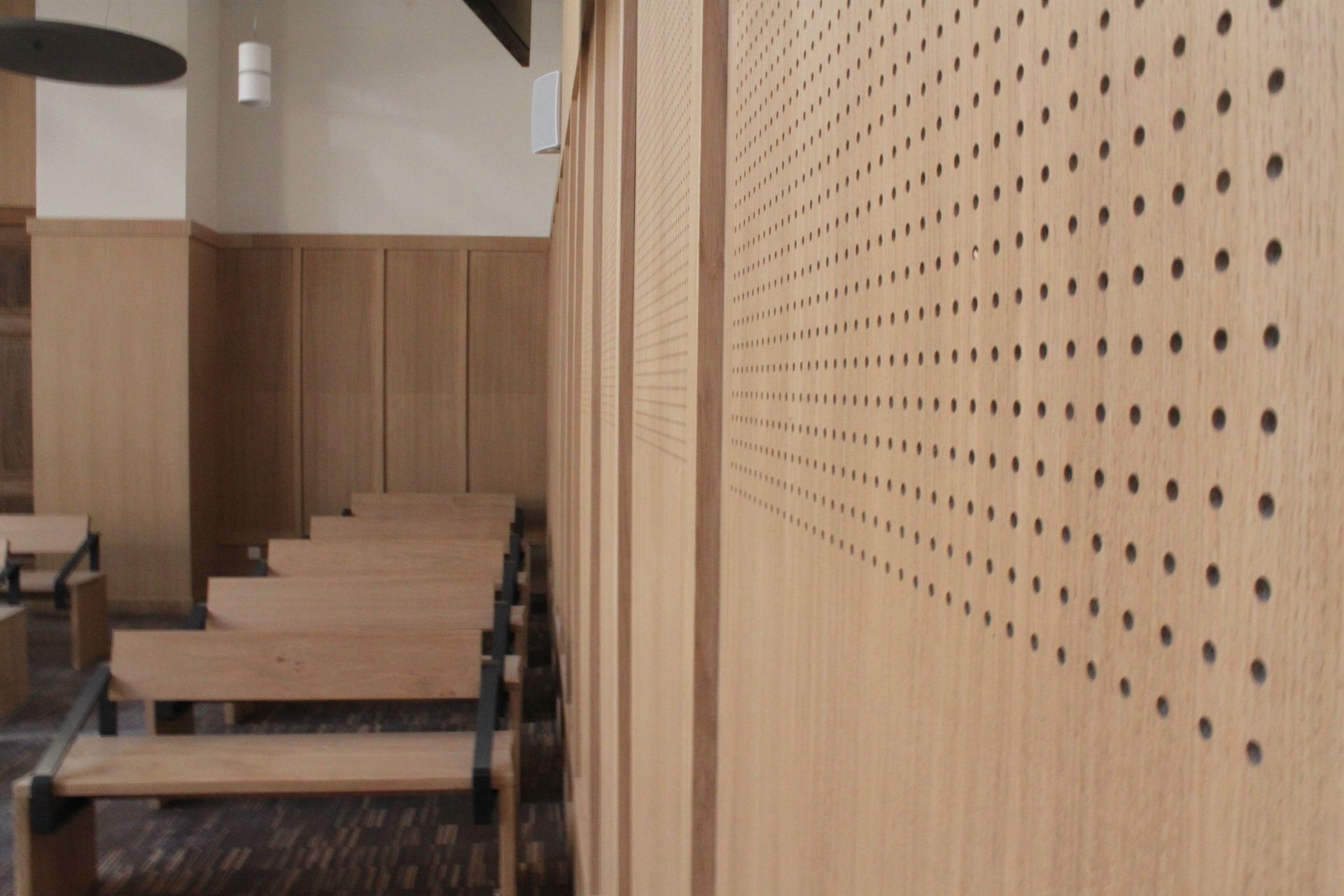 Mur de bois acoustique.