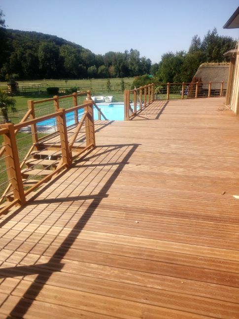 Terrasse menant sur une piscine creusée