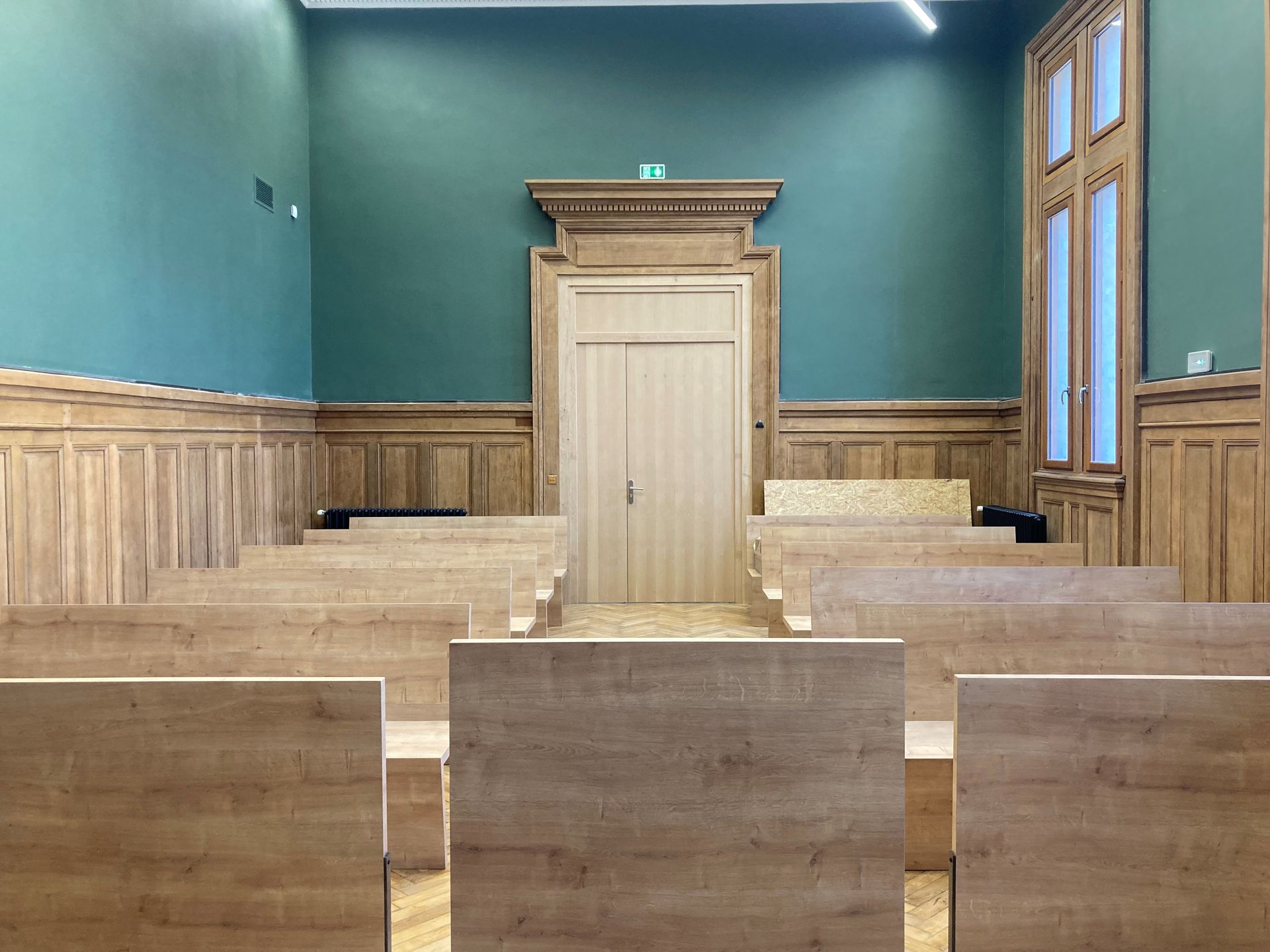 Intérieur d'un tribunal tout en bois