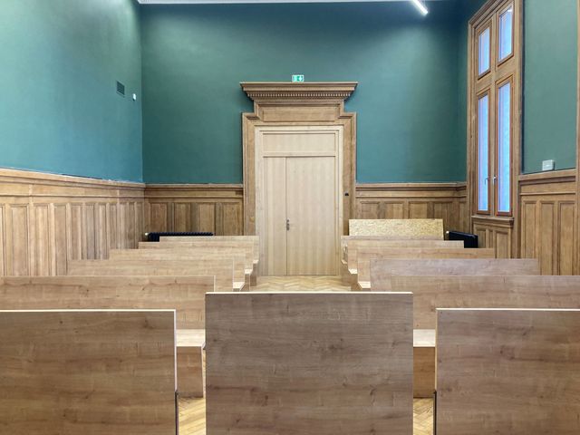 Intérieur d'un tribunal tout en bois