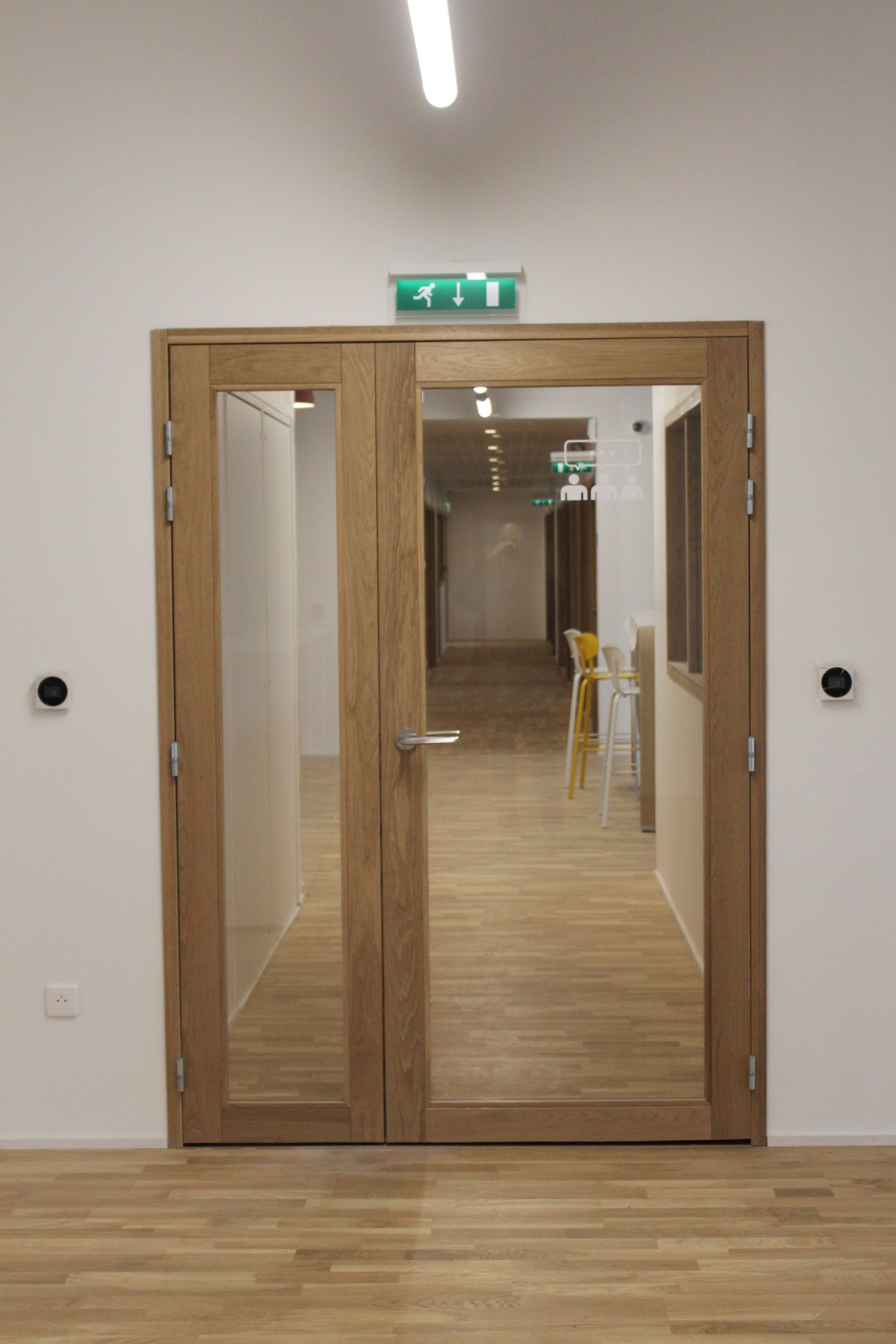 Porte en bois et vitrage 