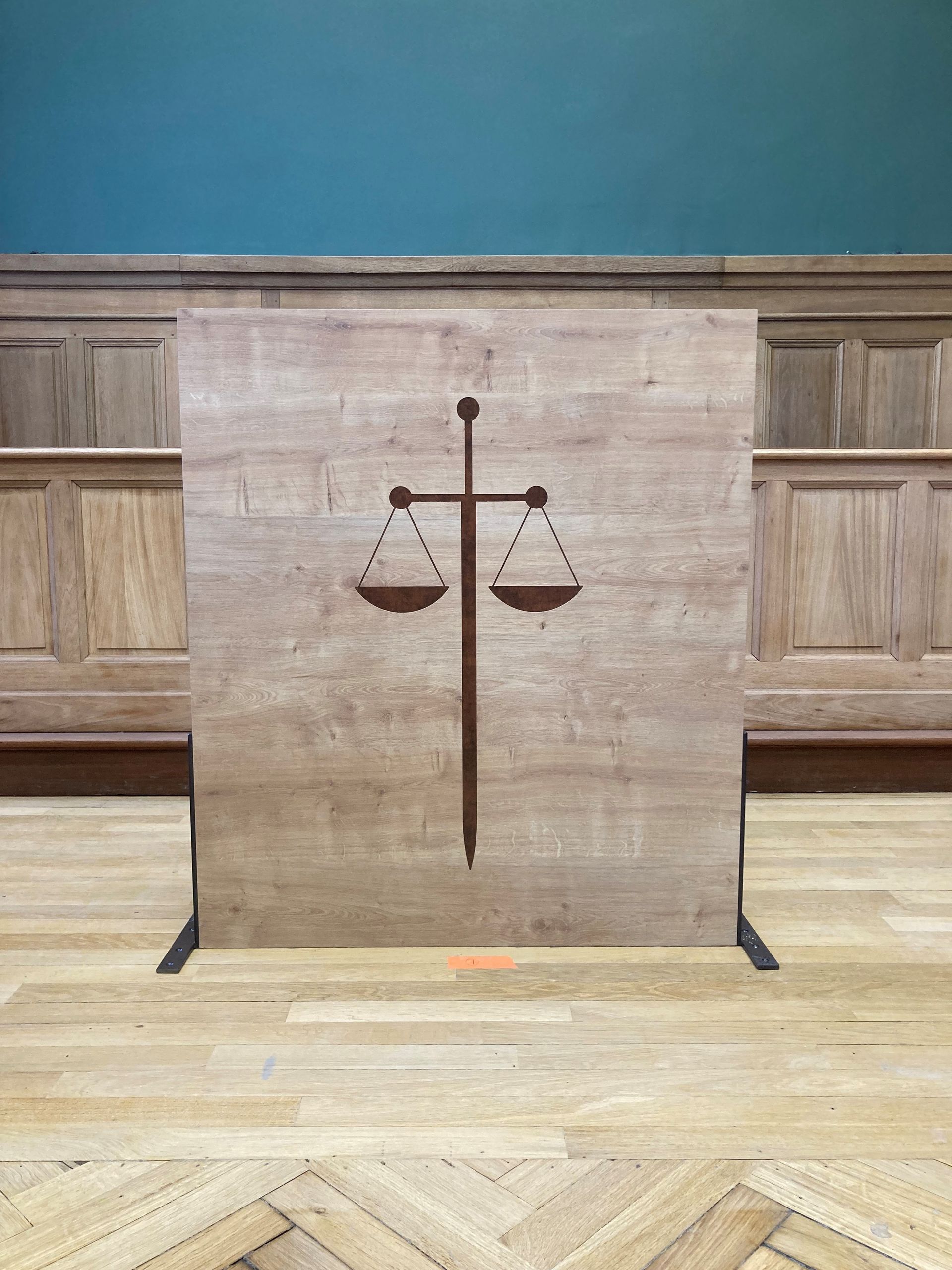 Panneau avec épée de justice dans un tribunal