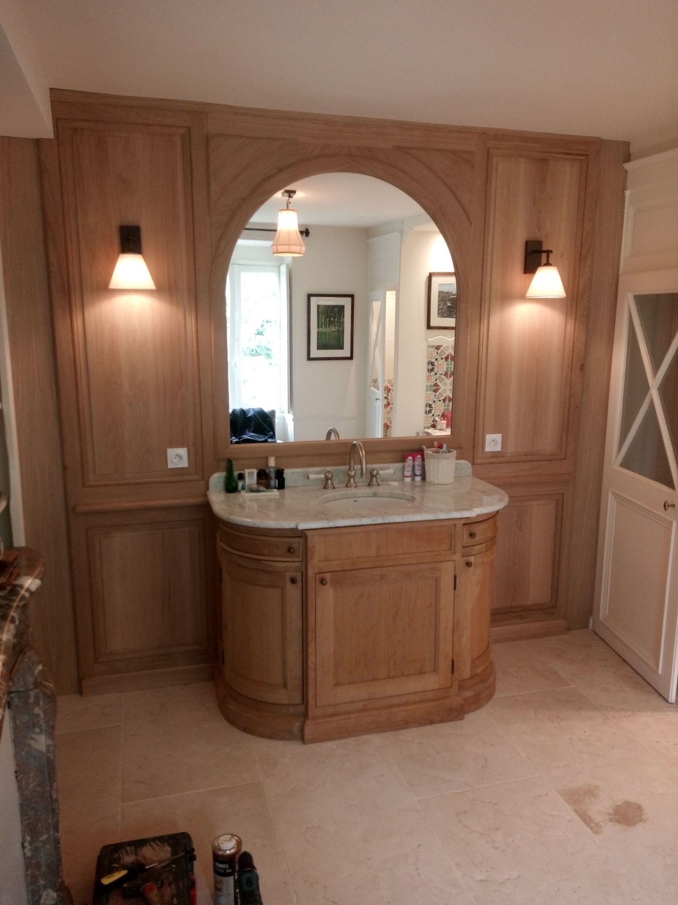 Pan de mur et meuble vasque en bois massif