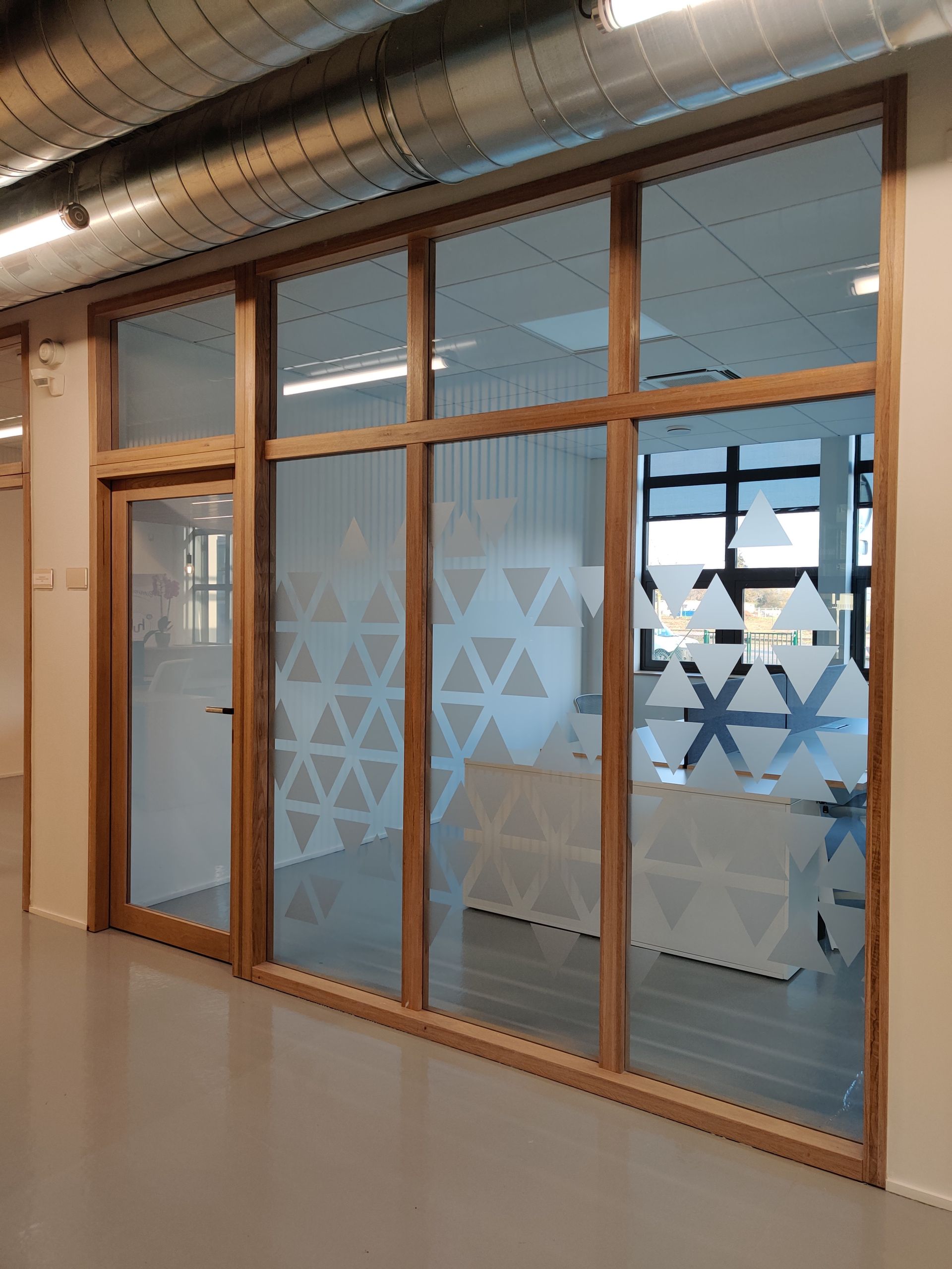 Portes vitrées avec contours en bois