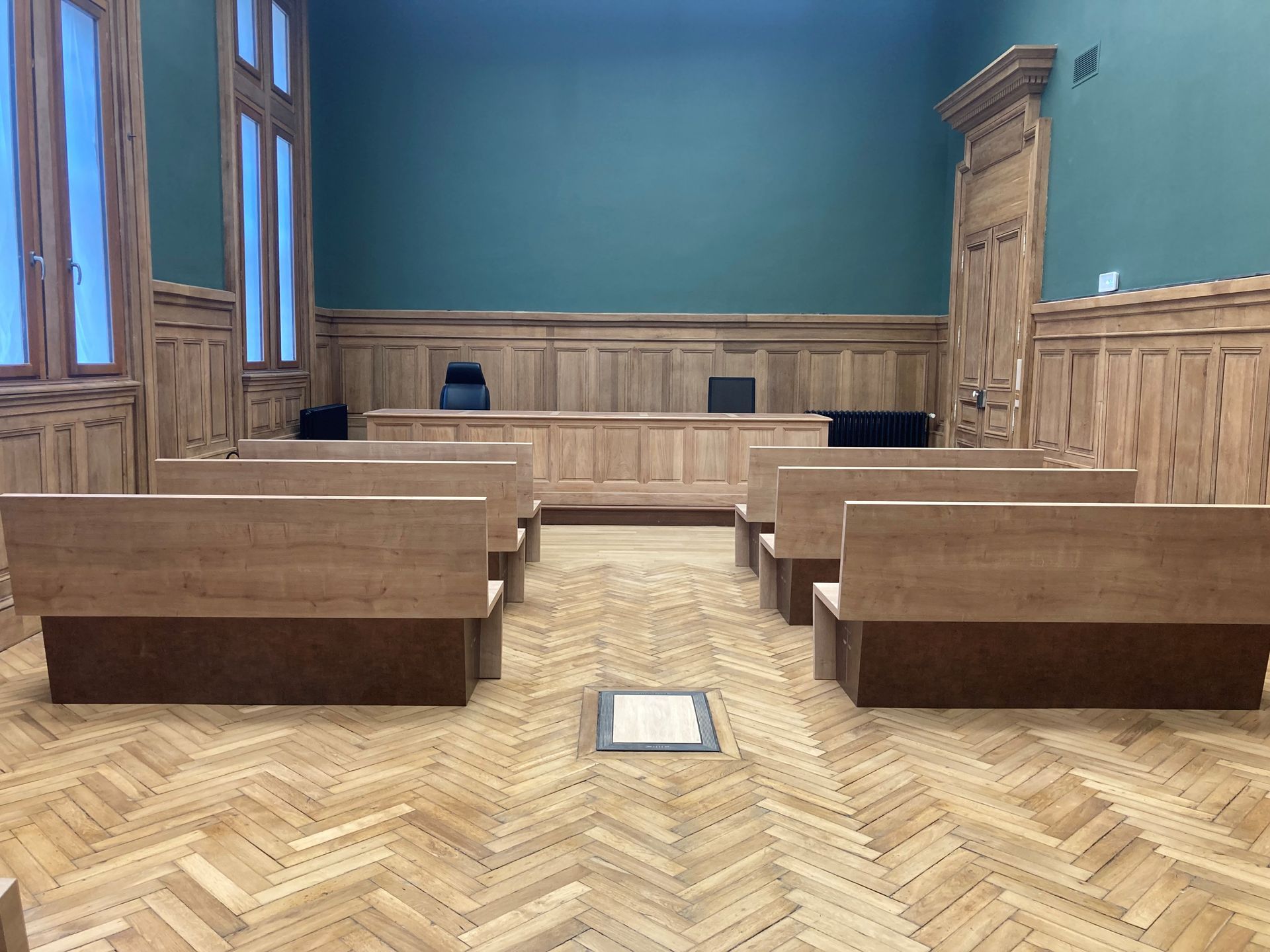 Parquet en bois dans un tribunal