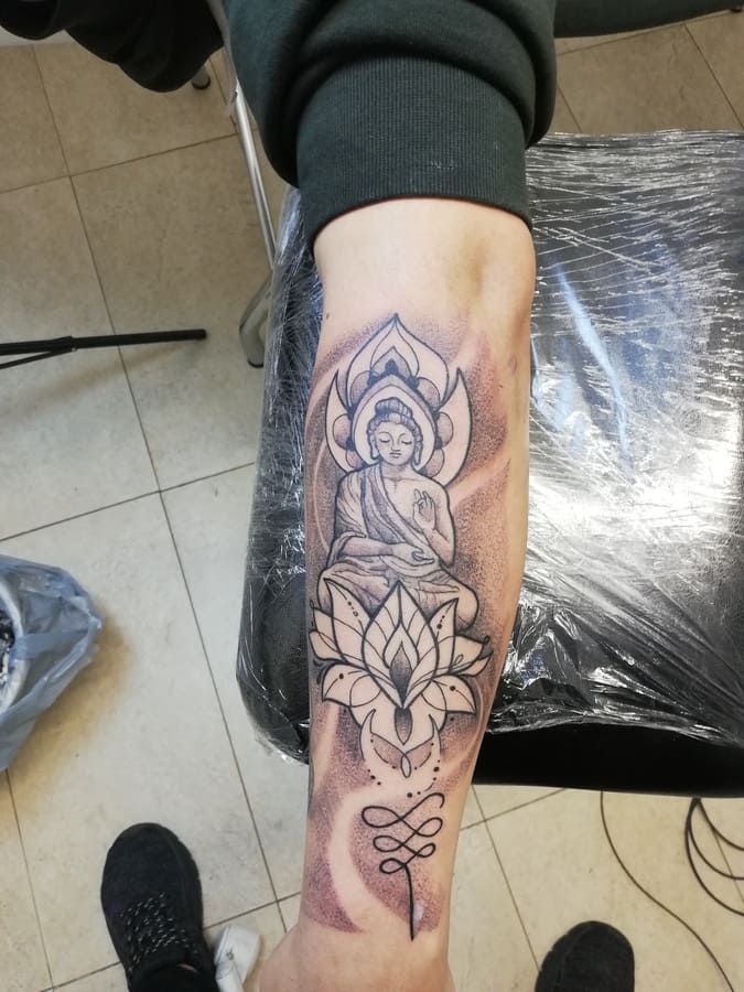 tatuaje de buda en brazo