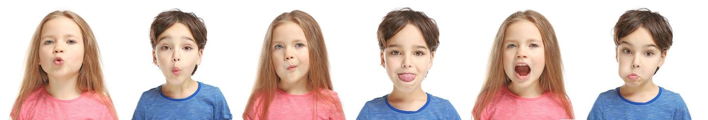 Eine Gruppe von Kindern singt mit offenem Mund Eine Gruppe von Kindern singt mit offenem Mund in einem Chor.