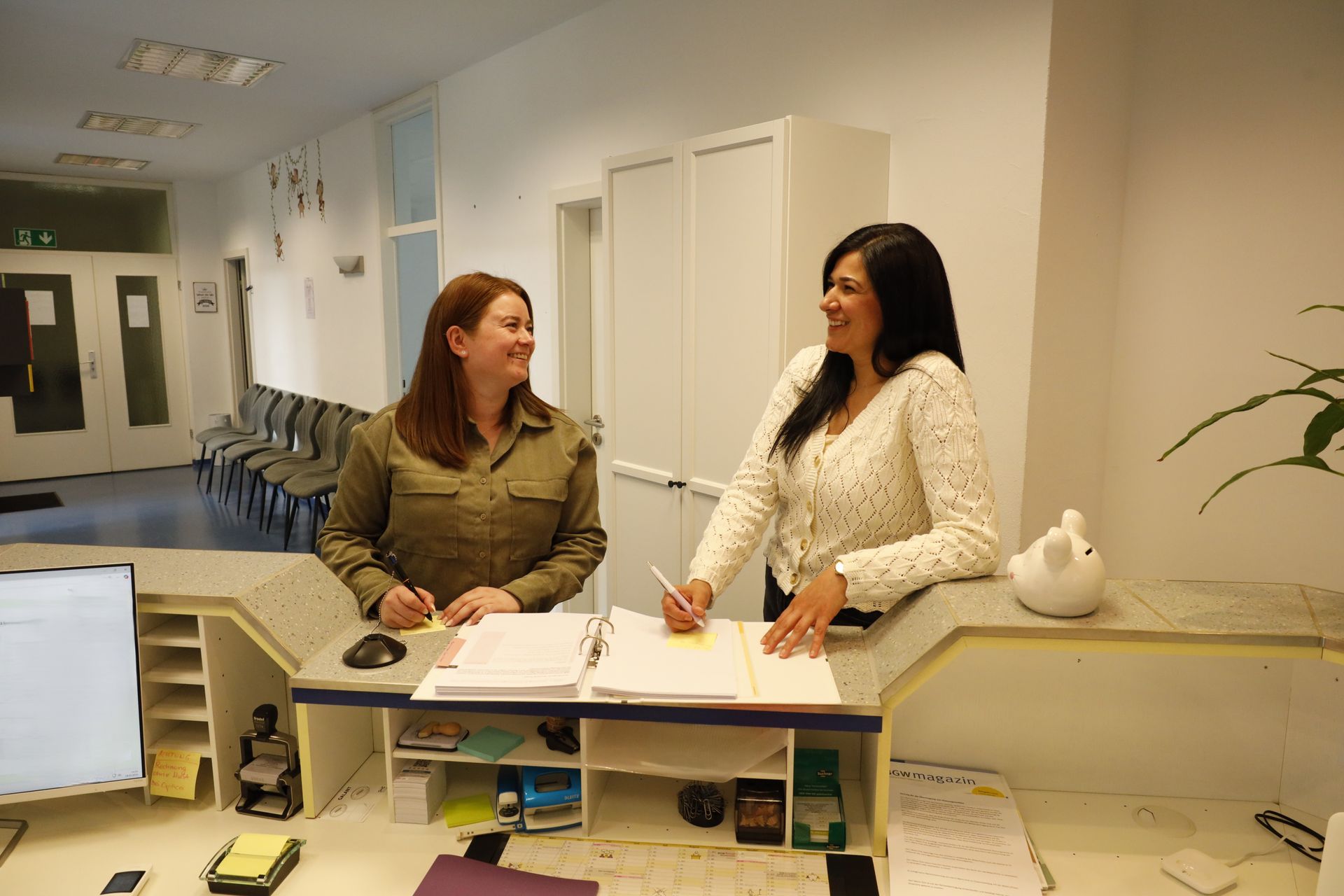 Kind lernt spielerisch mit bunten Buchstaben