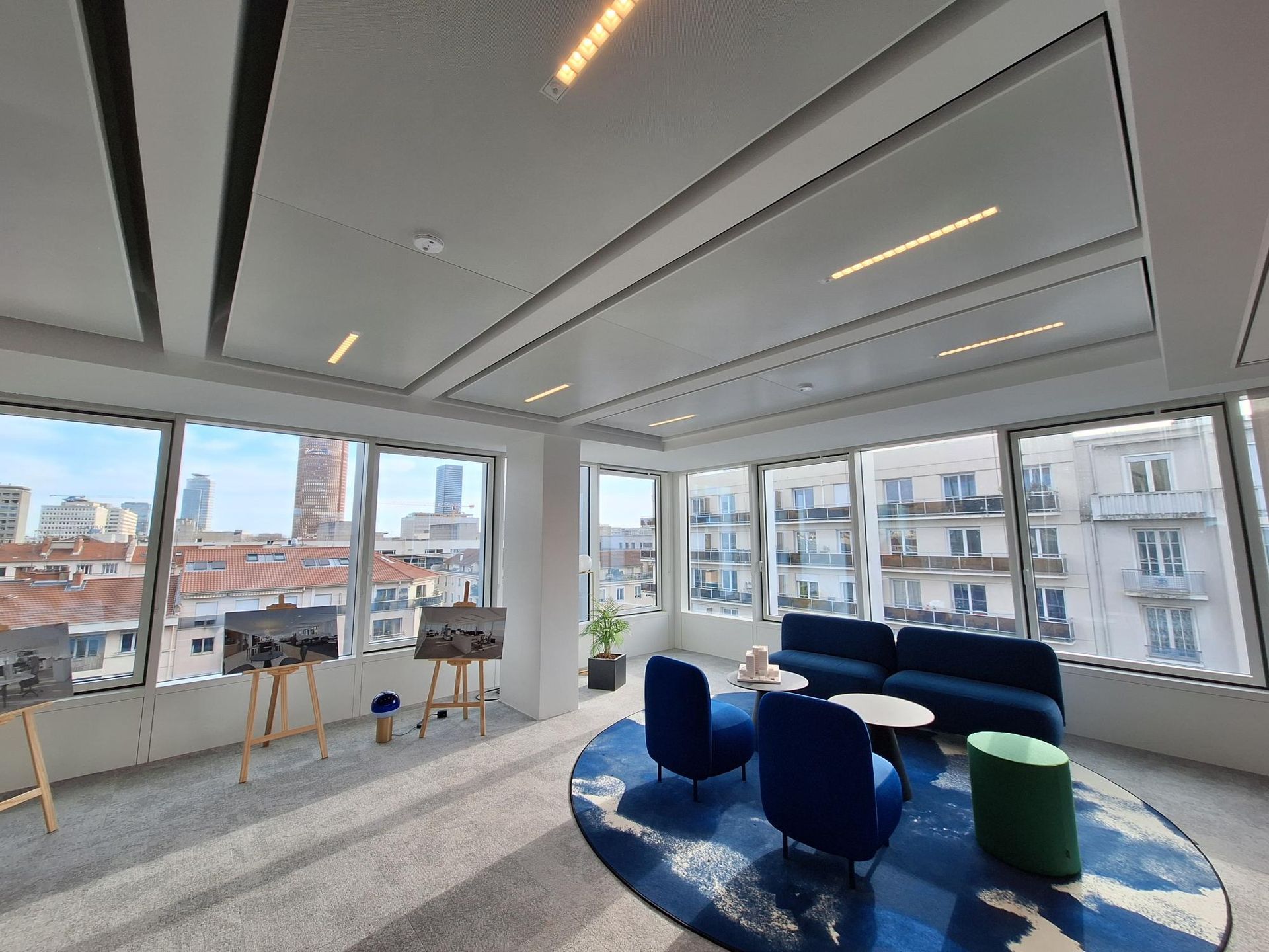 Un espace de bureau moderne avec des baies vitrées