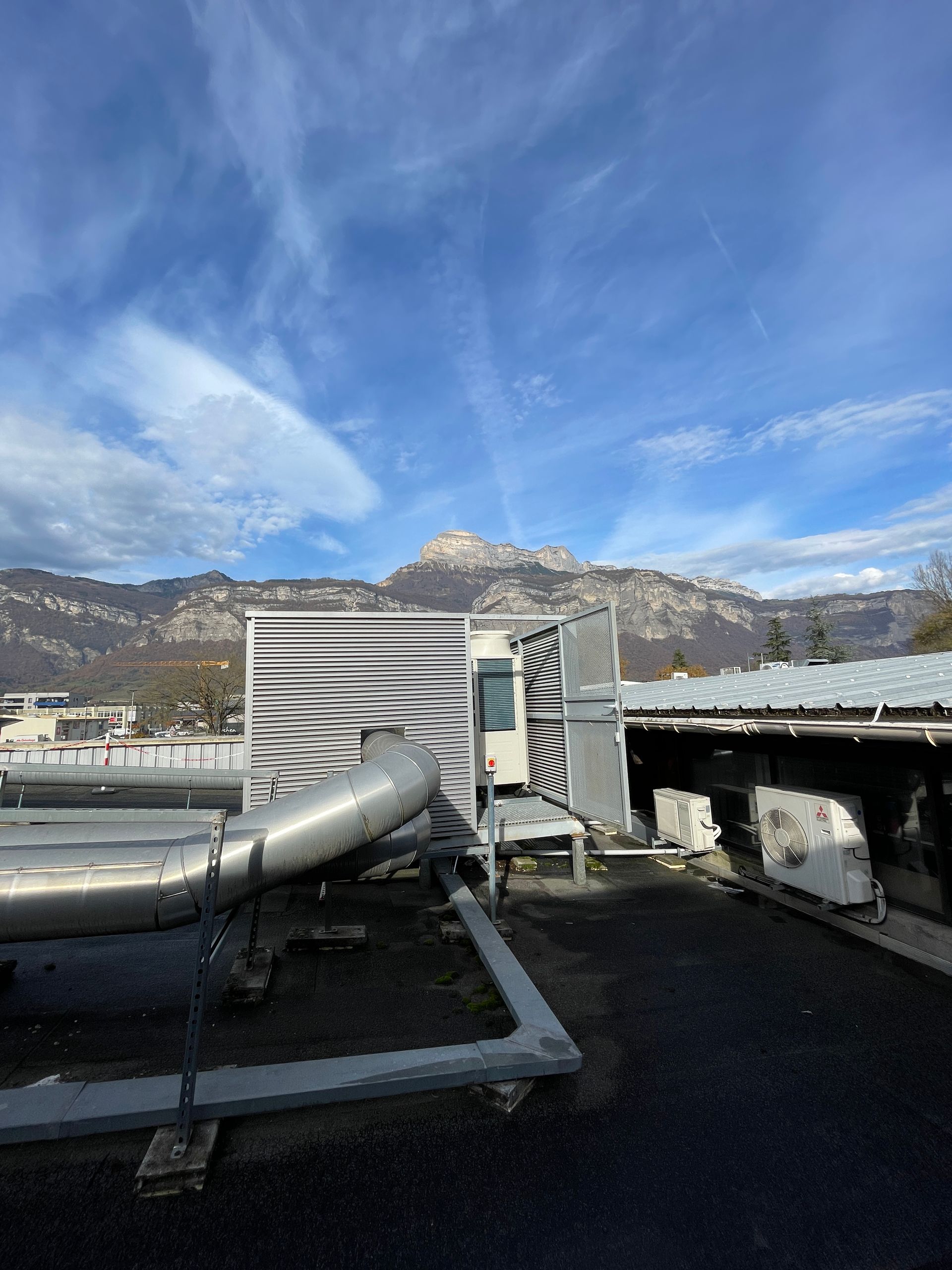 Équipements de climatisation et conduits métalliques 
