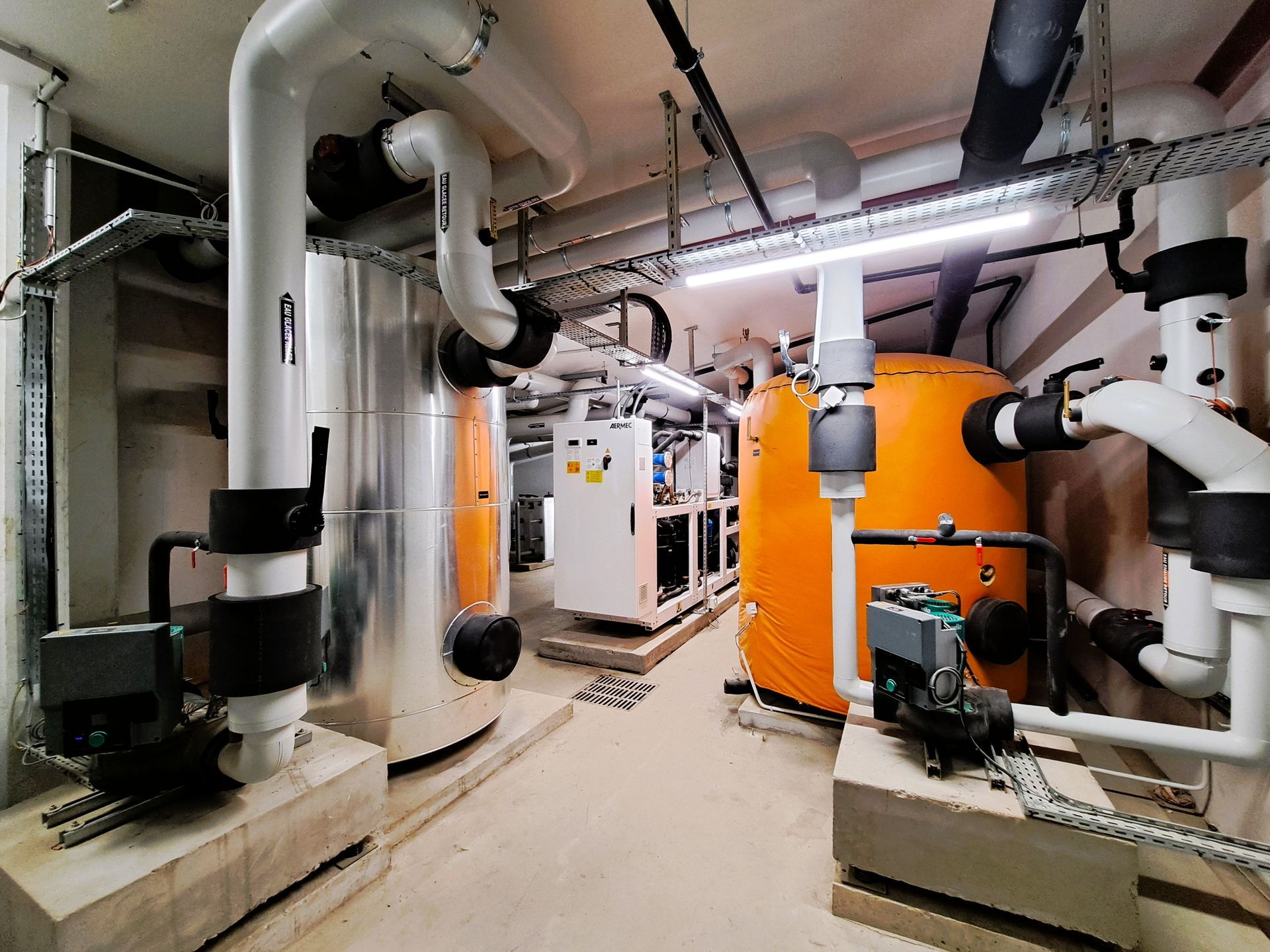 Local technique industriel avec chaudières isolées 
