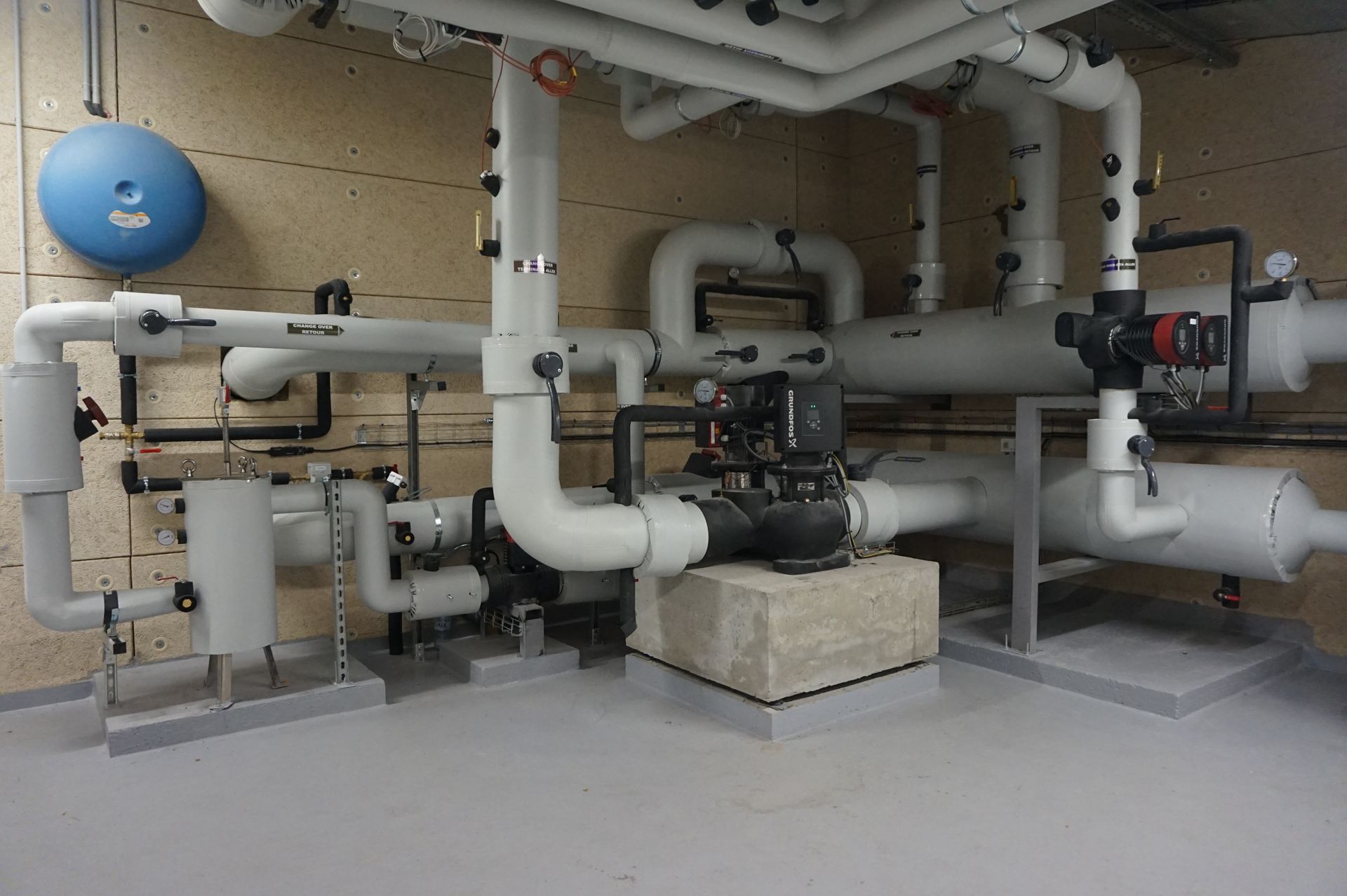 Une salle des machines avec des tuyaux 